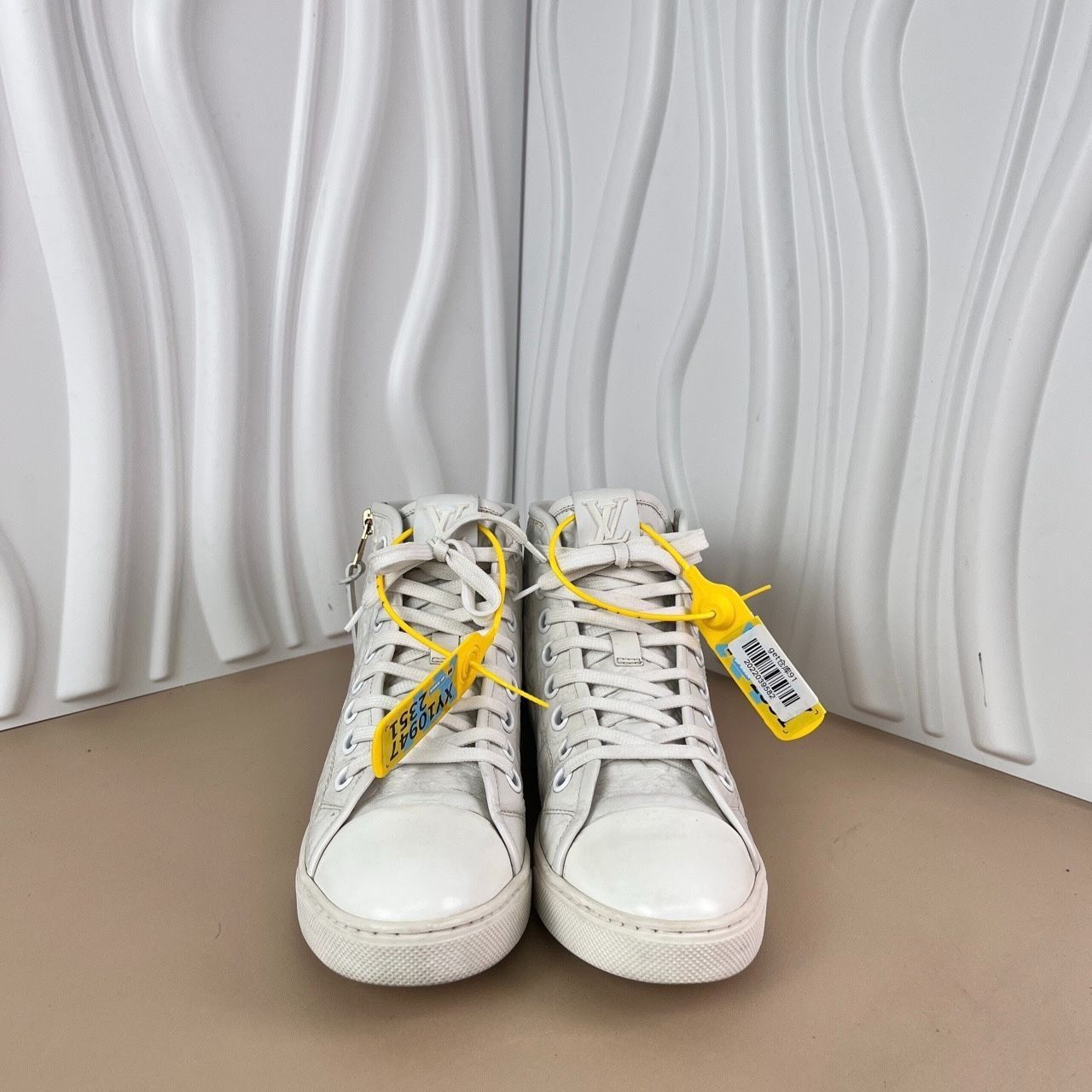 Louis Vuitton Louis Vuitton White High Top Sneakers Ladies Size 35.5 Leath Size US 5 / IT 35 - 8 Thumbnail