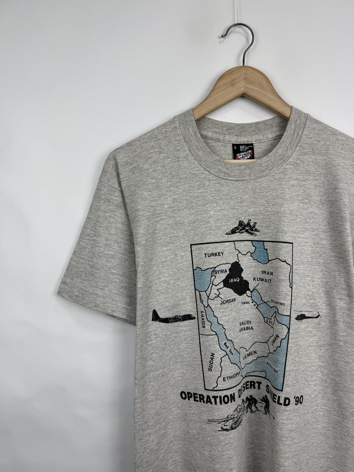Vintage 🇺🇸 Vintage 1990 Operation Desert Shield Crisis in the Gulf Te Size US L / EU 52-54 / 3 - 4 Thumbnail