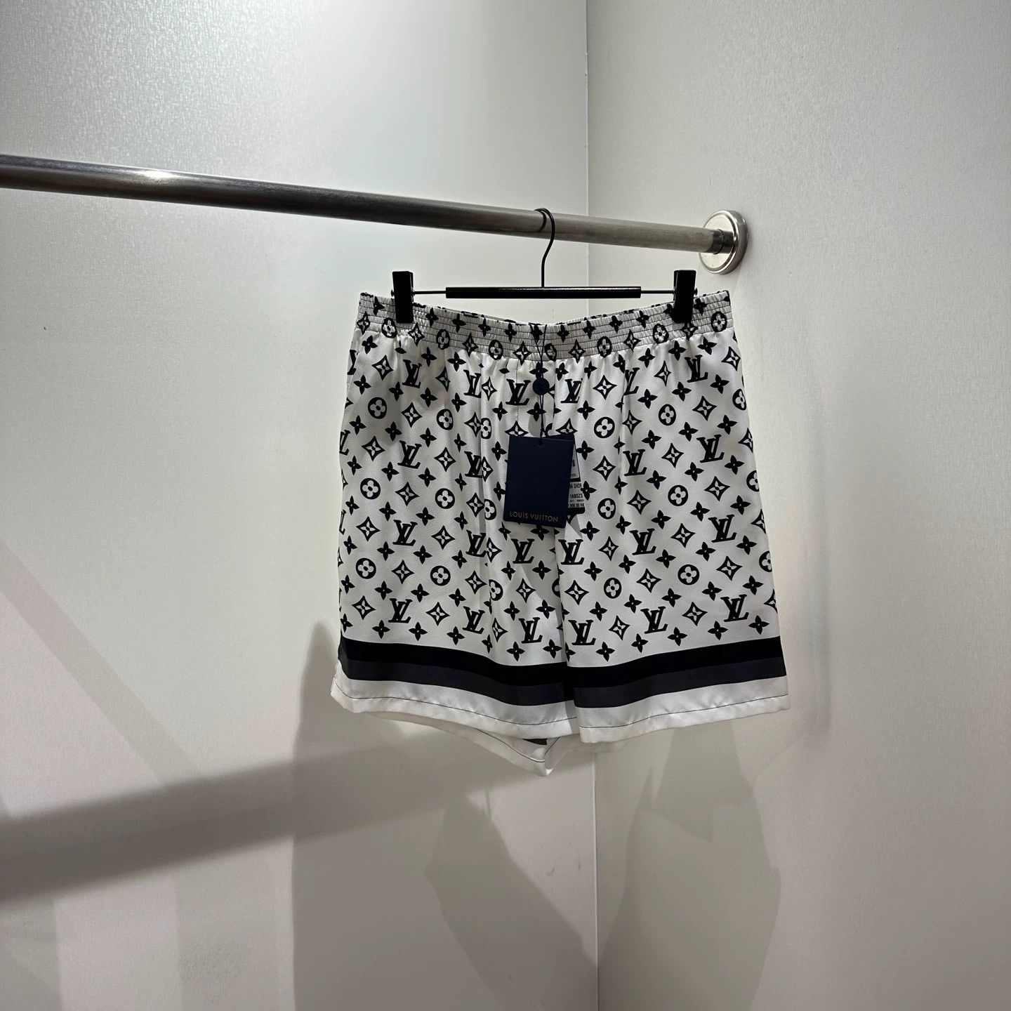 Louis Vuitton LV may595 all over logo silk shorts 38 Size 27" / US 4 / IT 40 - 1 Thumbnail