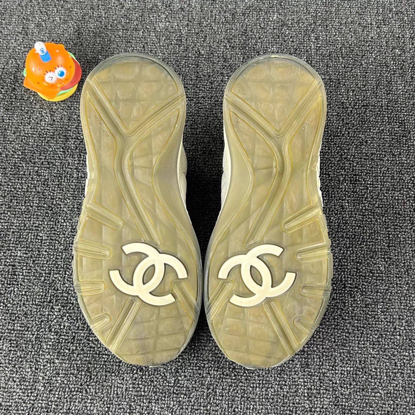 Chanel Chanel Quilted Fabric Sneaker CC Gold 35.5 Size US 5 / IT 35 - 6 Thumbnail