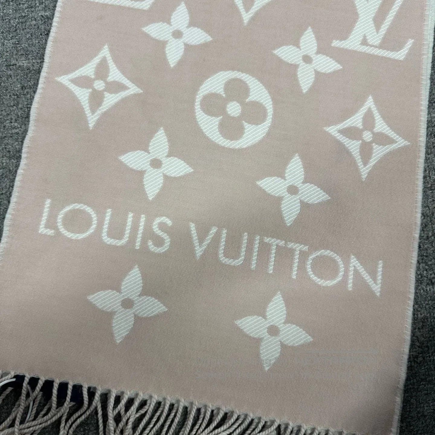 Louis Vuitton Louis Vuitton Pink White Logo Tassel Scarf. Size ONE SIZE - 4 Thumbnail