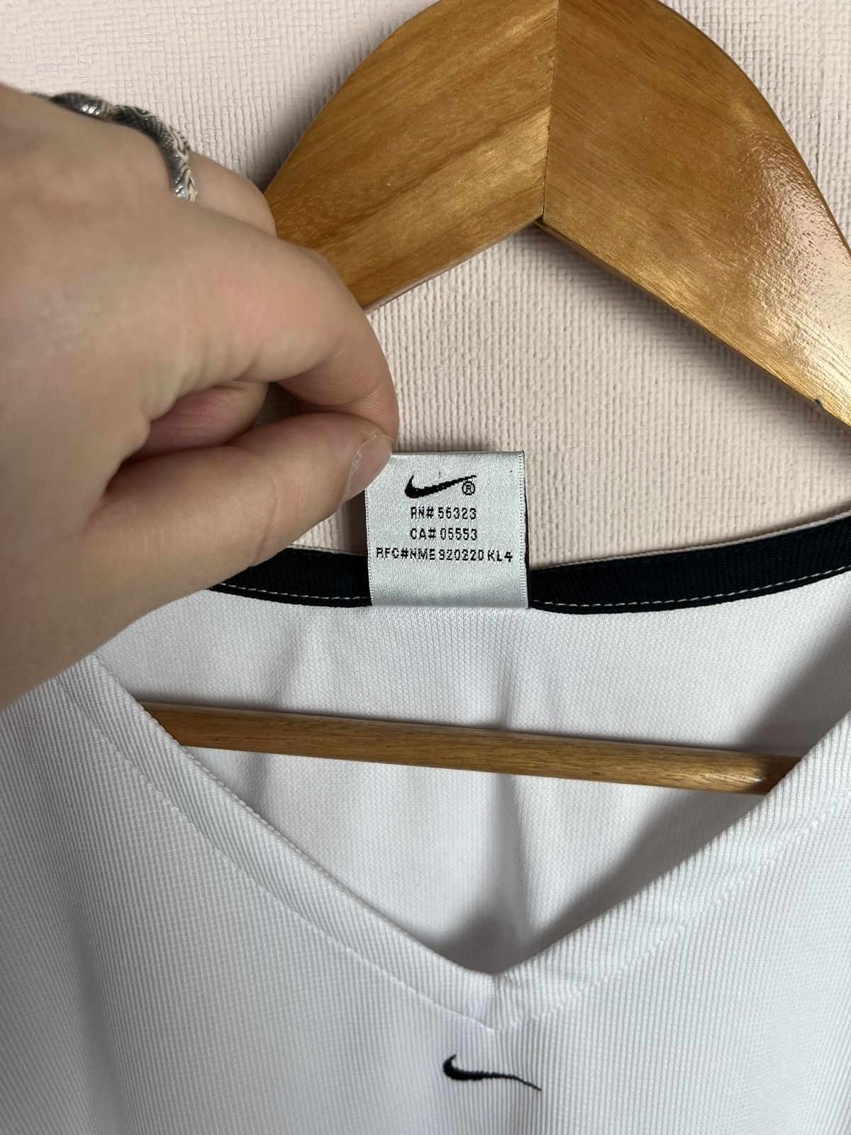 Nike Vintage Womens Nike Y2K T Shirt Center Logo Size L USA Size L / US 10 / IT 46 - 5 Thumbnail