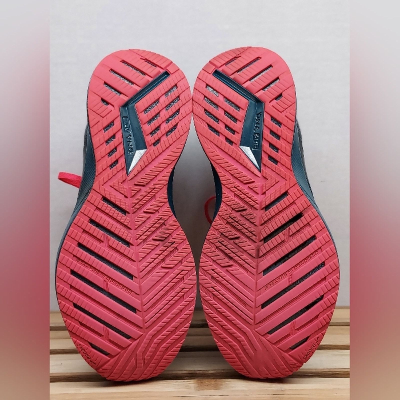 Brooks Brooks Womens Grey Levitate 5 Stealth Athletic Shoes Size 8 Size US 8 / IT 38 - 4 Thumbnail