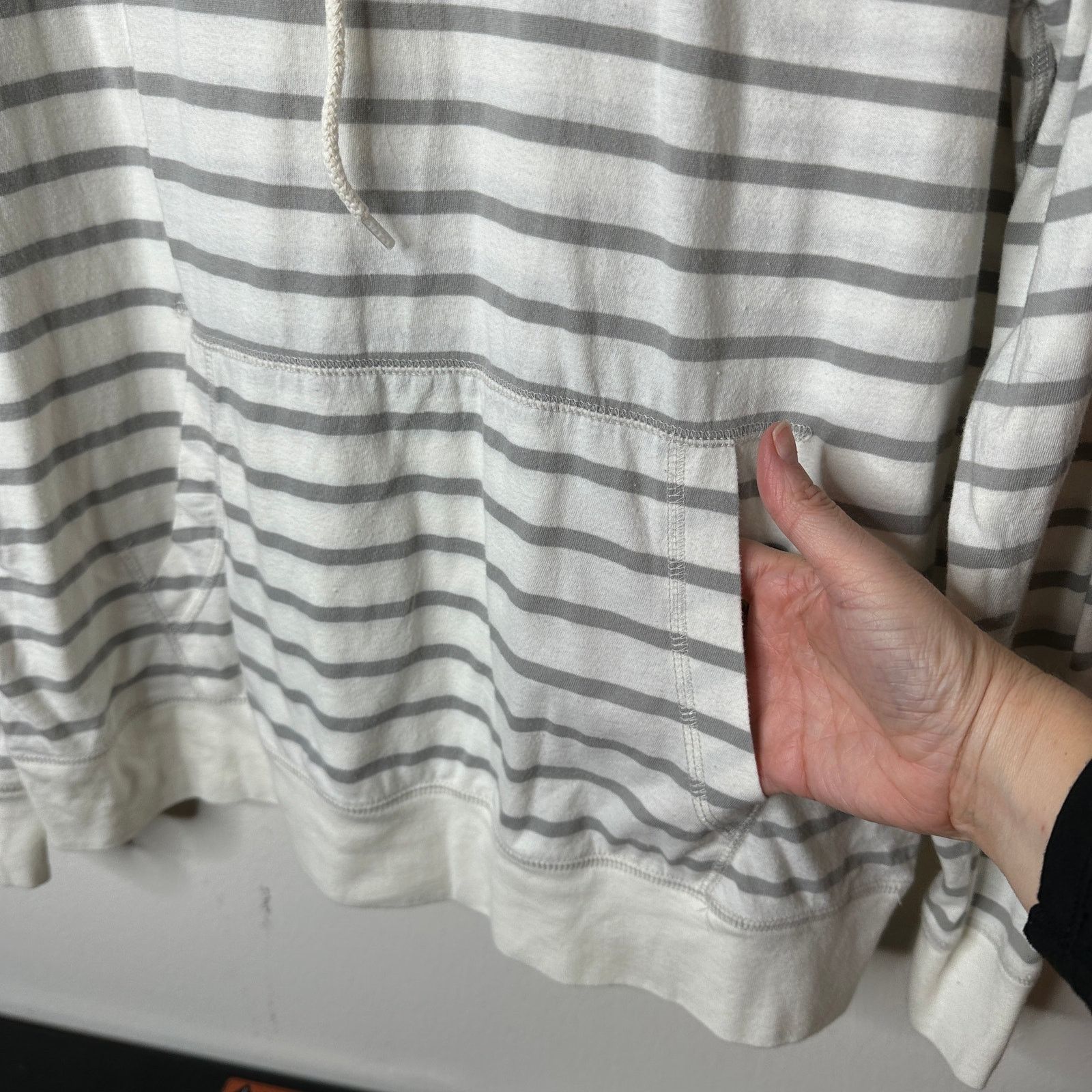 Old Navy Old Navy White & Gray Striped Pullover Front Pocket Hoodie L Size 34" / US 12 / IT 48 - 3 Thumbnail