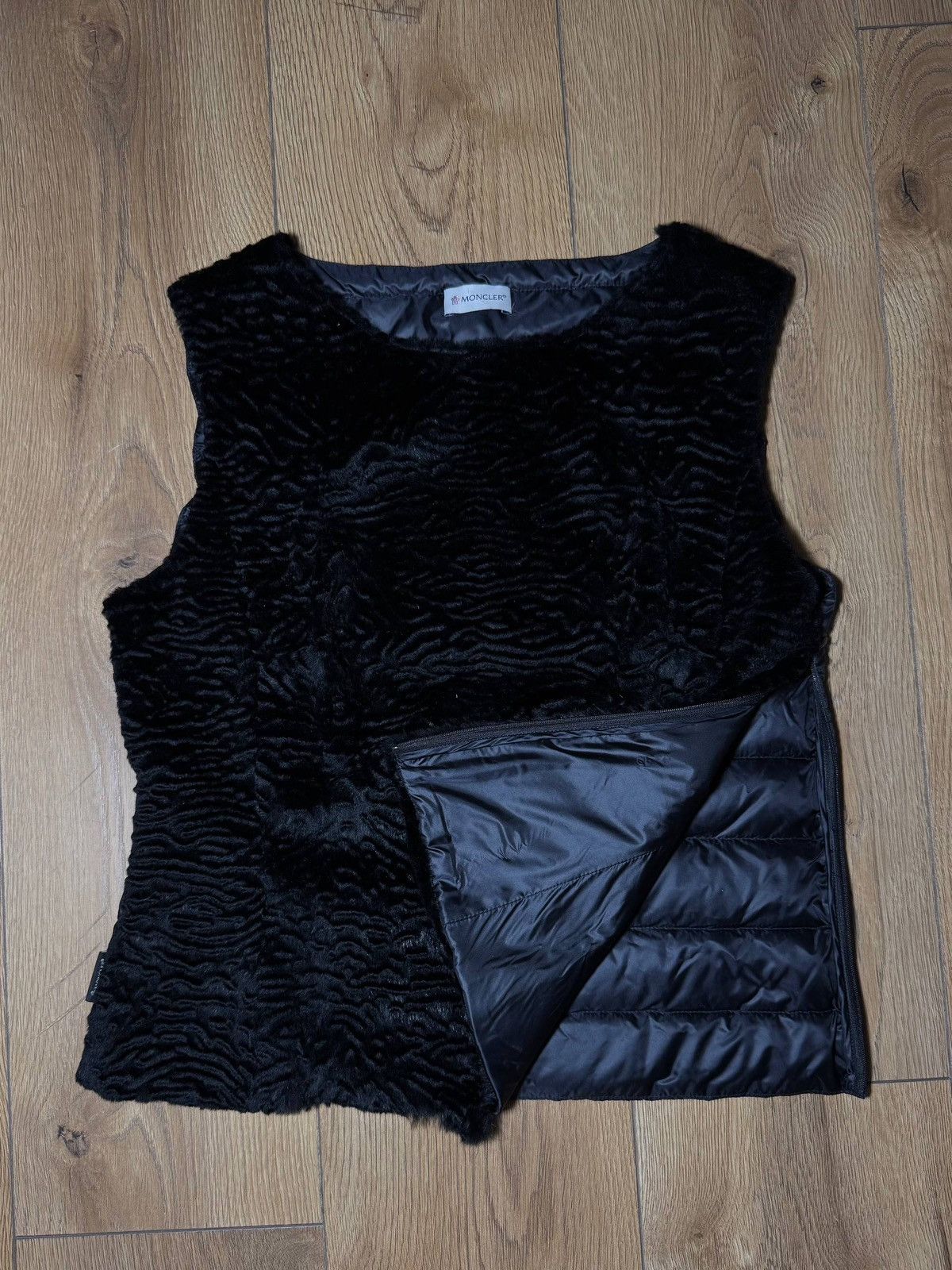 Moncler Women`s Moncler Black Textured Faux-Fur Vest Autentic Size L Size L / US 10 / IT 46 - 9 Thumbnail