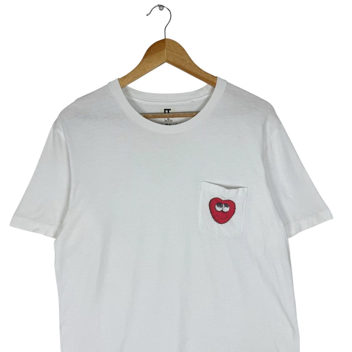 Kaws × Uniqlo ❄️Kaws x Uniqlo Red Heart Pocket T shirt Size US XL / EU 56 / 4 - 2 Thumbnail