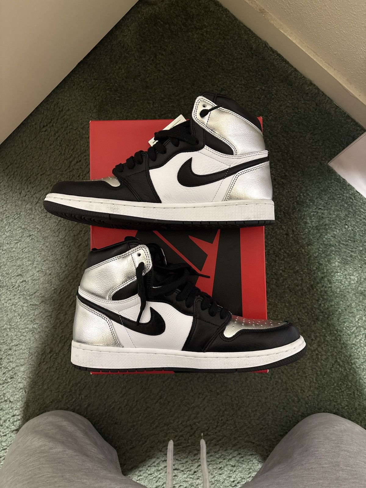 Jordan Brand Jordan 1 High OG Retro Silver Toe Size 10W/8.5M Size US 10 / IT 40 - 2 Thumbnail