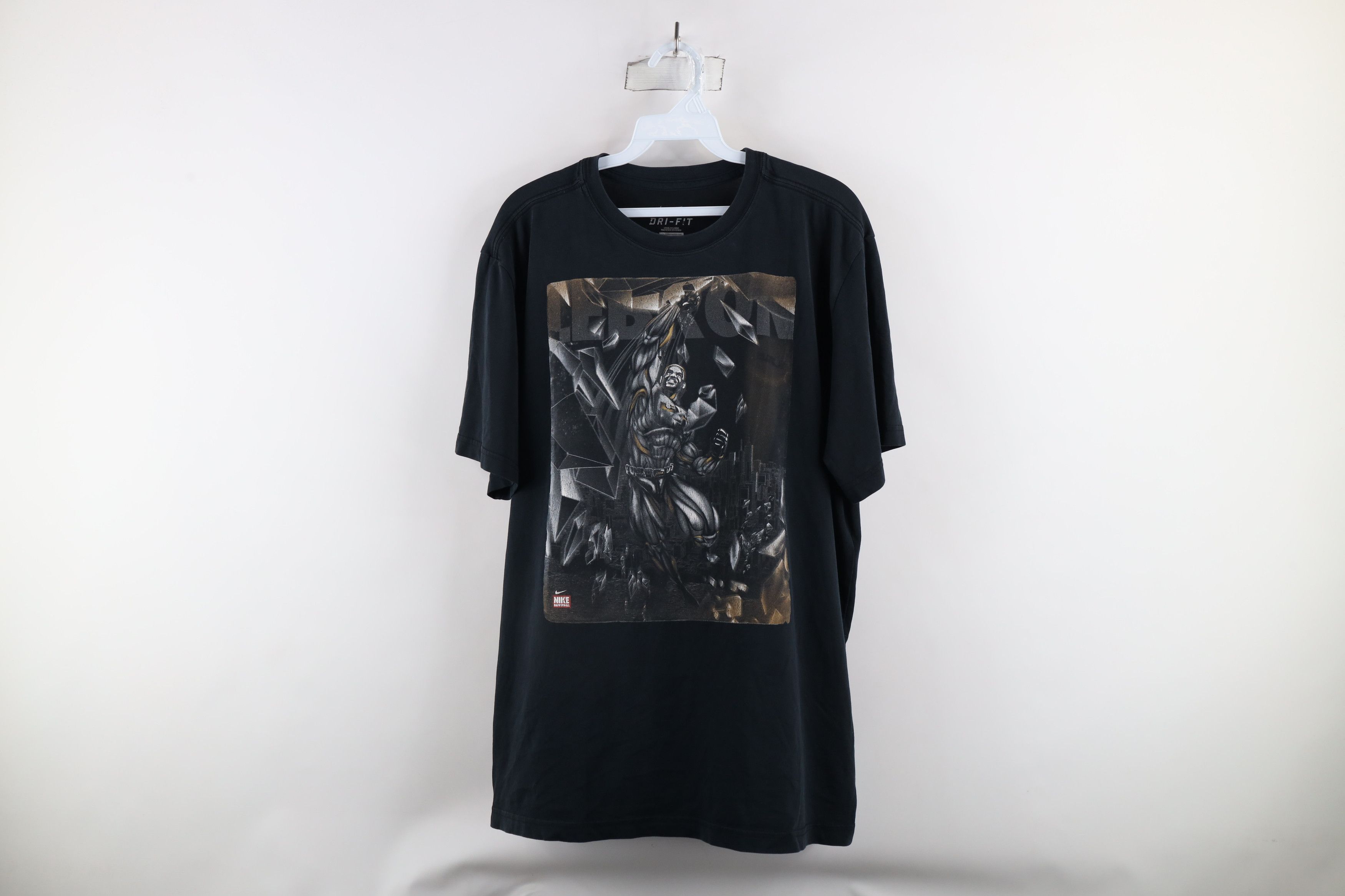 Nike × Vintage Vintage Nike Superhero Lebron James Basketball T-Shirt Black Size US XL / EU 56 / 4 - 1 Thumbnail