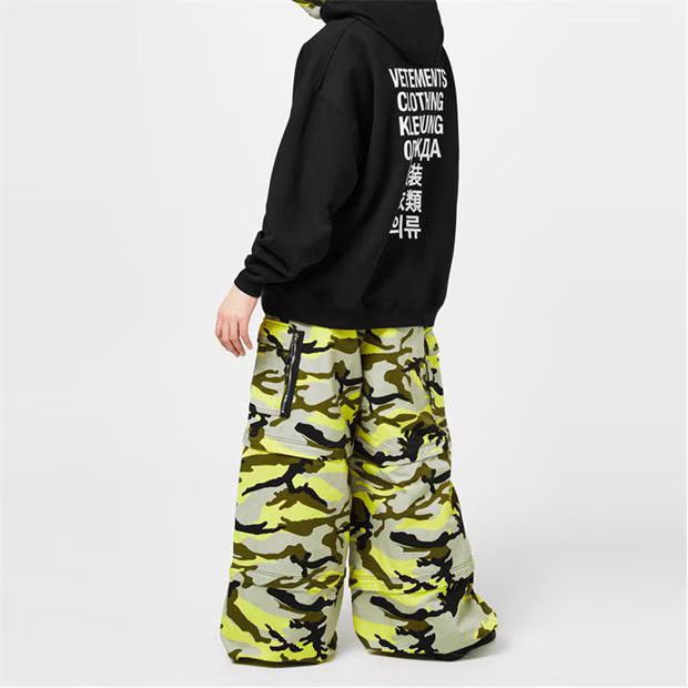 Vetements o1g2r1mq0824 Translate Hoodie in Black Size US XS / EU 42 / 0 - 5 Thumbnail