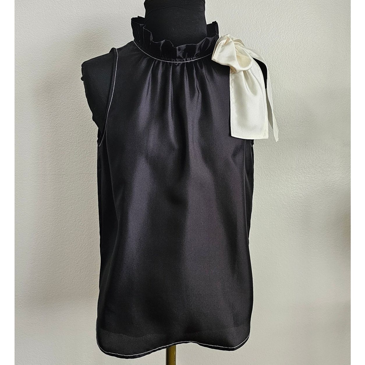 J.Crew J. CREW COLLECTION Sleeveless Blouse w/Cream Shoulder Bow XS Size XS / US 0-2 / IT 36-38 - 2 Thumbnail
