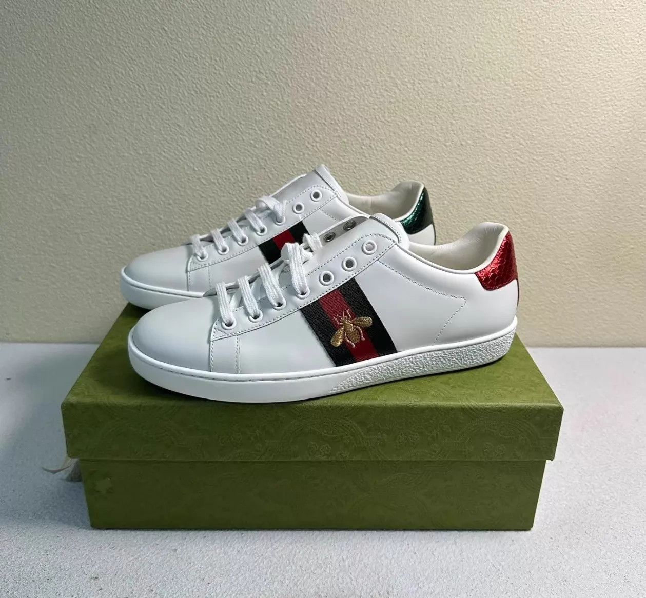 Gucci GUCCI ACE Low Top Wmns White Bee Red-Green Webbing Size US 8 / IT 38 - 1 Thumbnail