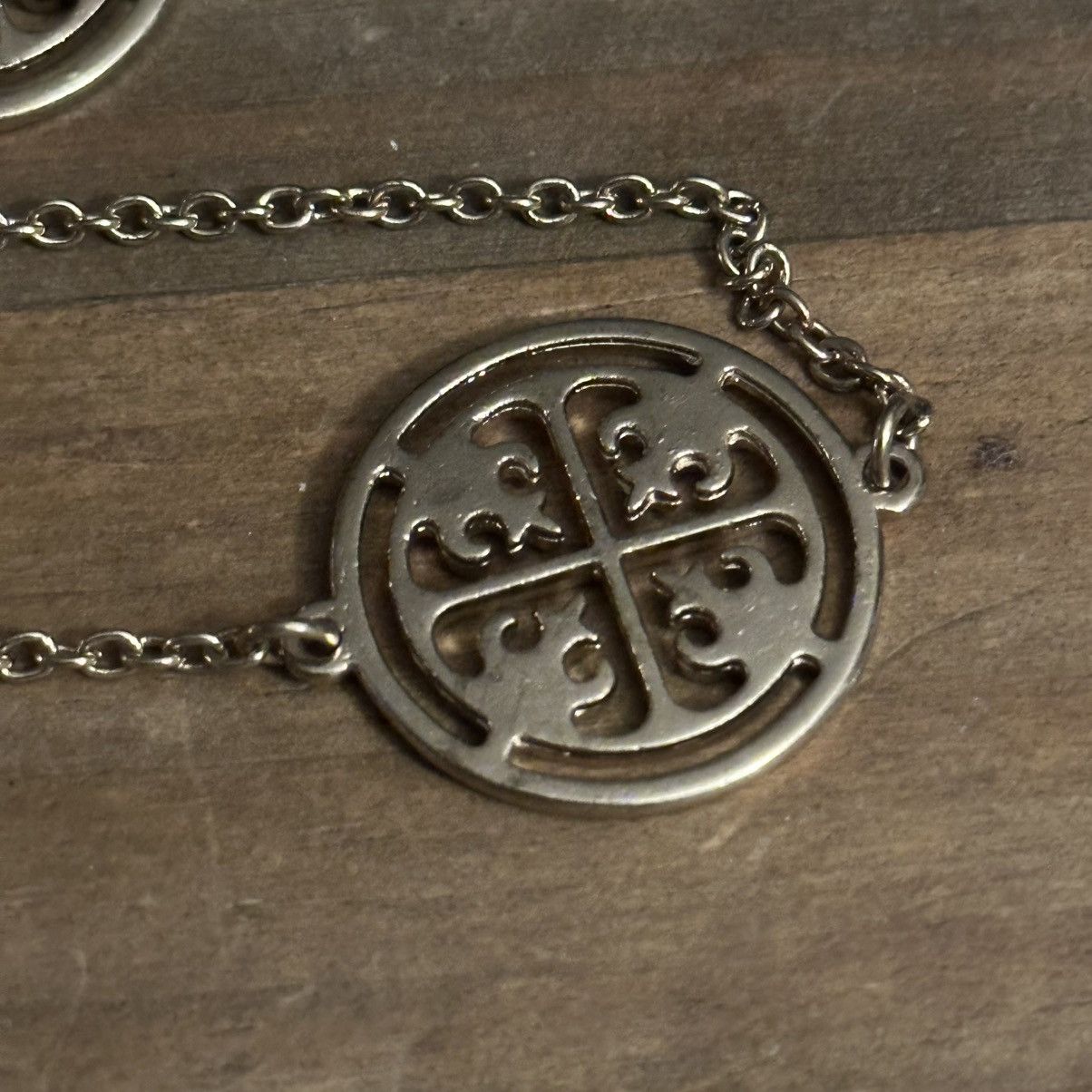 Other Long gold tone filigree medallion link necklace Size ONE SIZE - 3 Thumbnail
