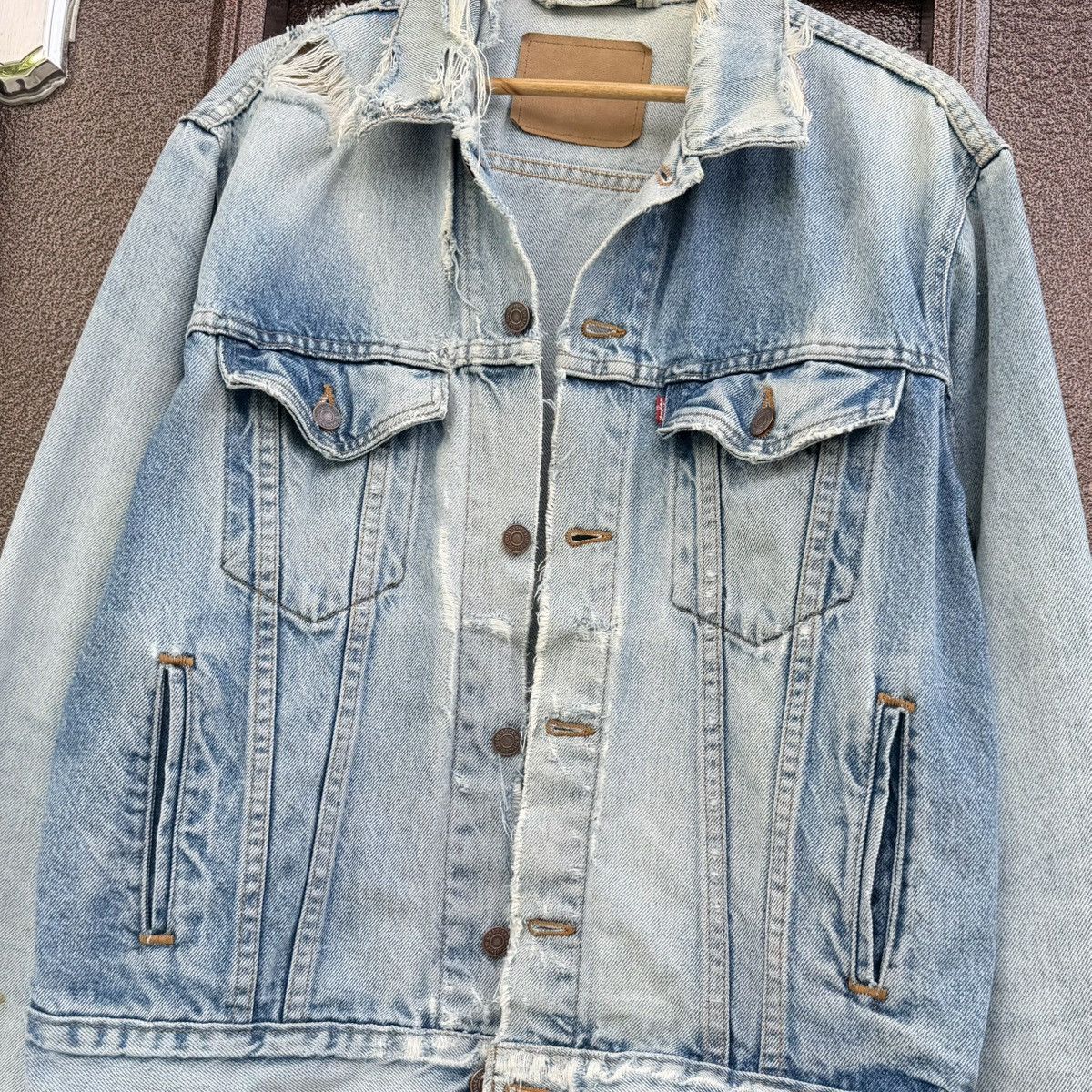 Levi's Vintage Levi’s Distressed Denim Light Wash Grunge Trucker Size US L / EU 52-54 / 3 - 4 Thumbnail