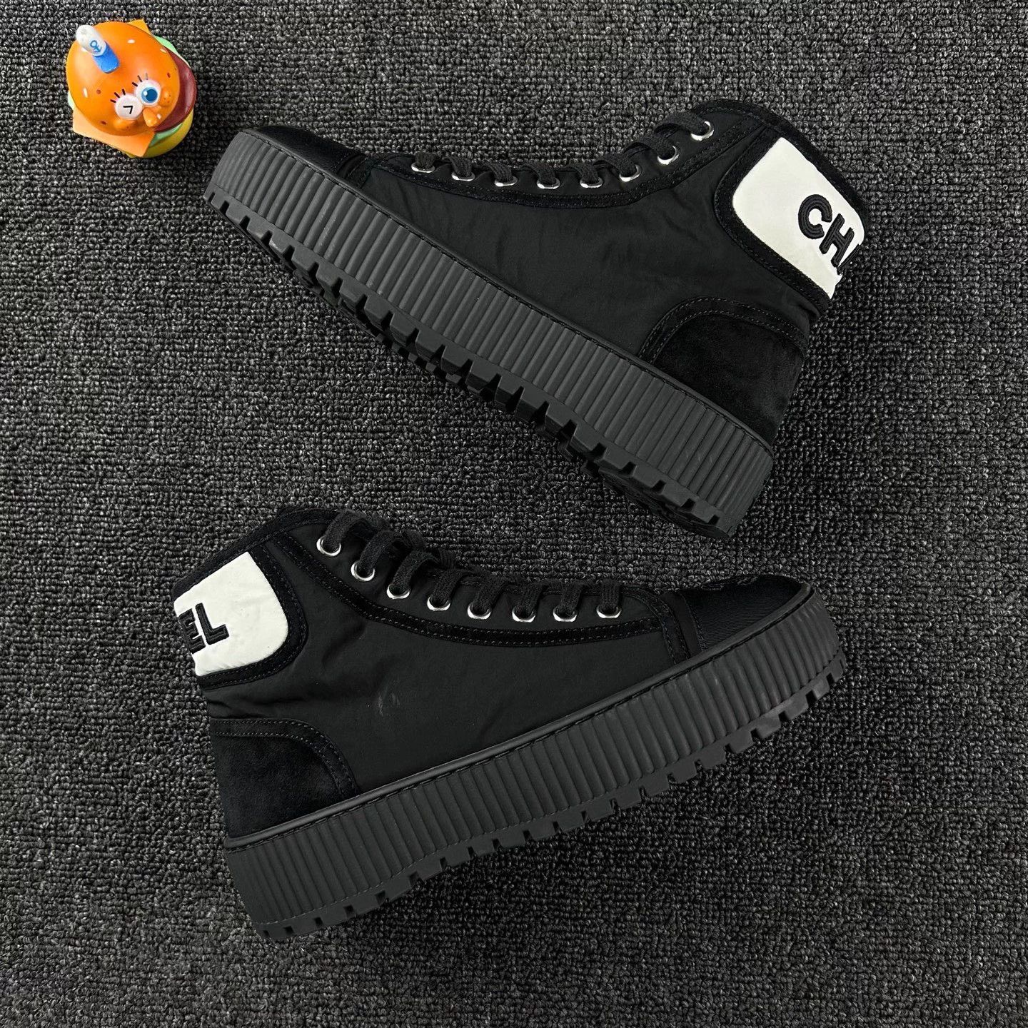 Chanel Chanel Coco Cookie High-Top Sneakers EUR 36 Mint Size US 5 / IT 35 - 4 Thumbnail