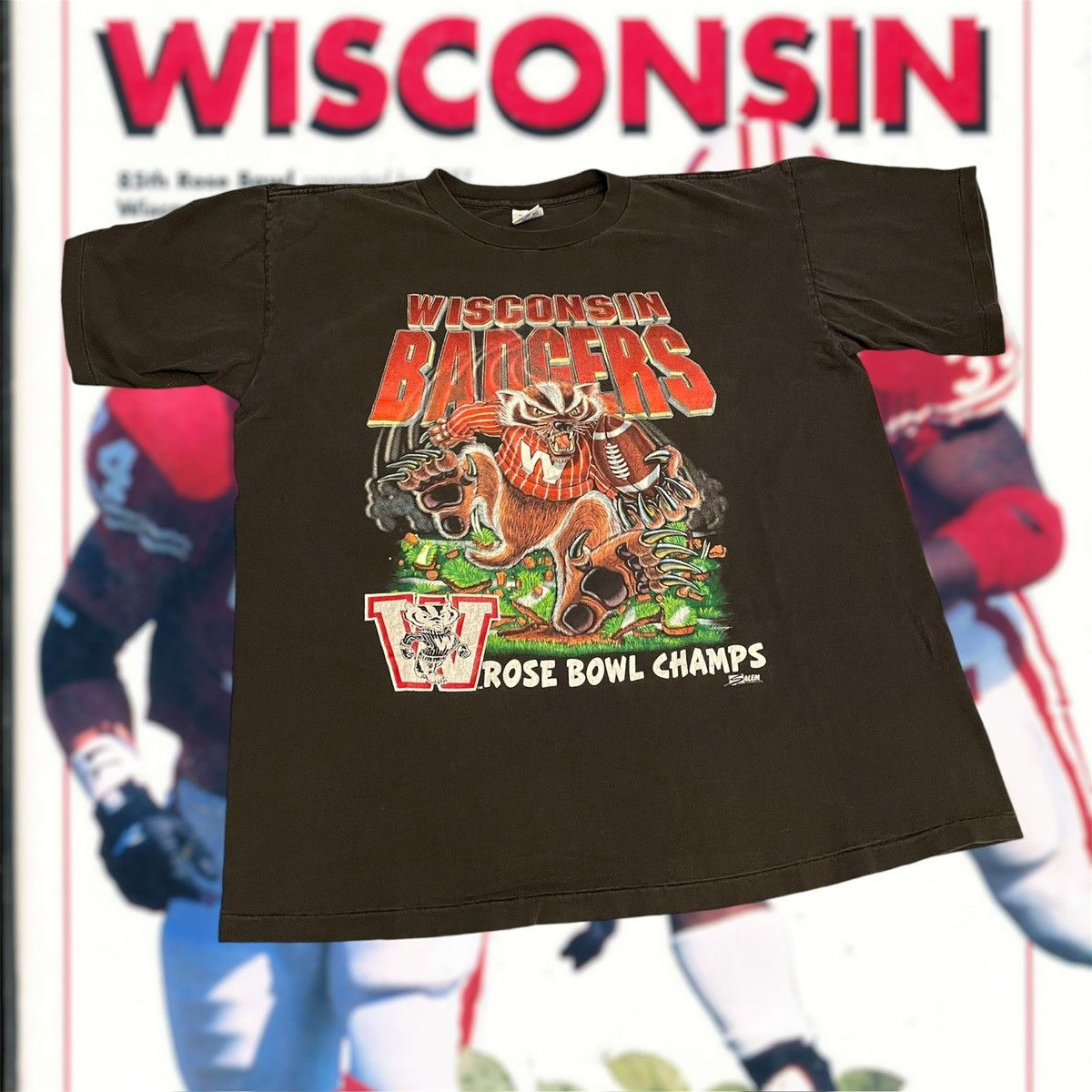 NCAA × Vintage Vintage 1990s Salem NCAA Wisconsin Badgers Football Tee Size US XL / EU 56 / 4 - 1 Thumbnail