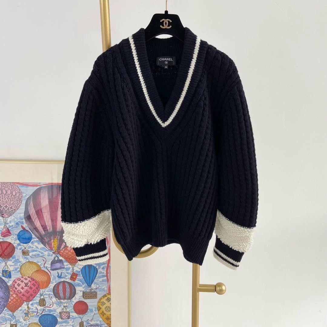 Chanel Chanel Navy Blue knit V-neck pullover 34 Size XS / US 0-2 / IT 36-38 - 2 Thumbnail