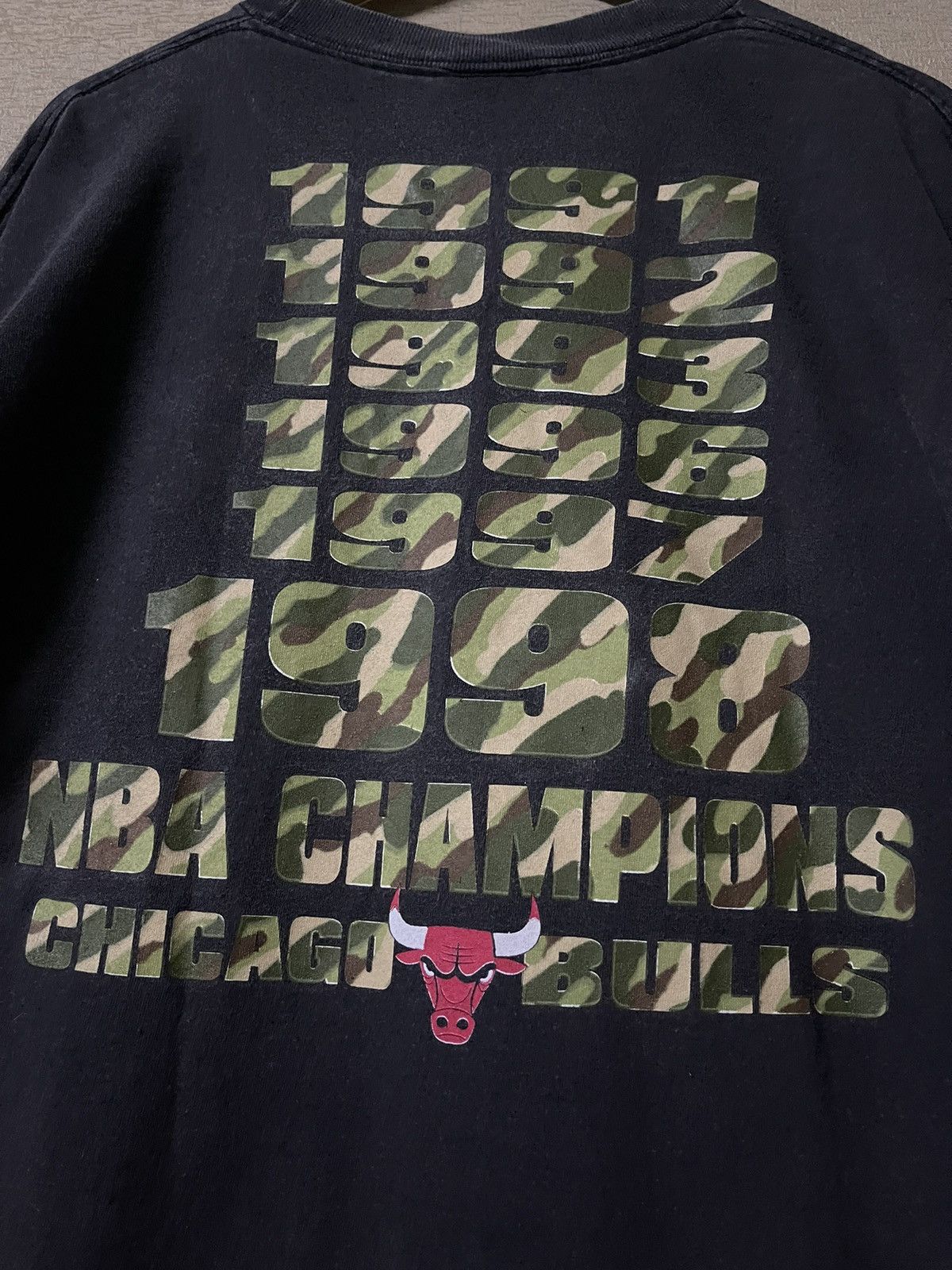 Vintage Vintage 1998 NBA Champs Chicago Bull Camouflage Tshirt Size US L / EU 52-54 / 3 - 13 Thumbnail