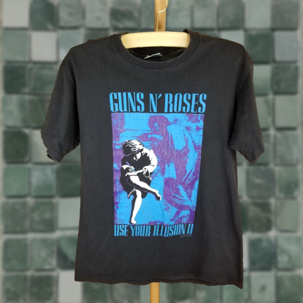 Vintage VINTAGE Guns N Roses USED Your Illusion Heavy Metal Band Tour T-Shirt SZ L Shirt Men Black Cotton 1990s 91' 27" back 20" cross chest 1990s Size US L / EU 52-54 / 3 - 1 Thumbnail