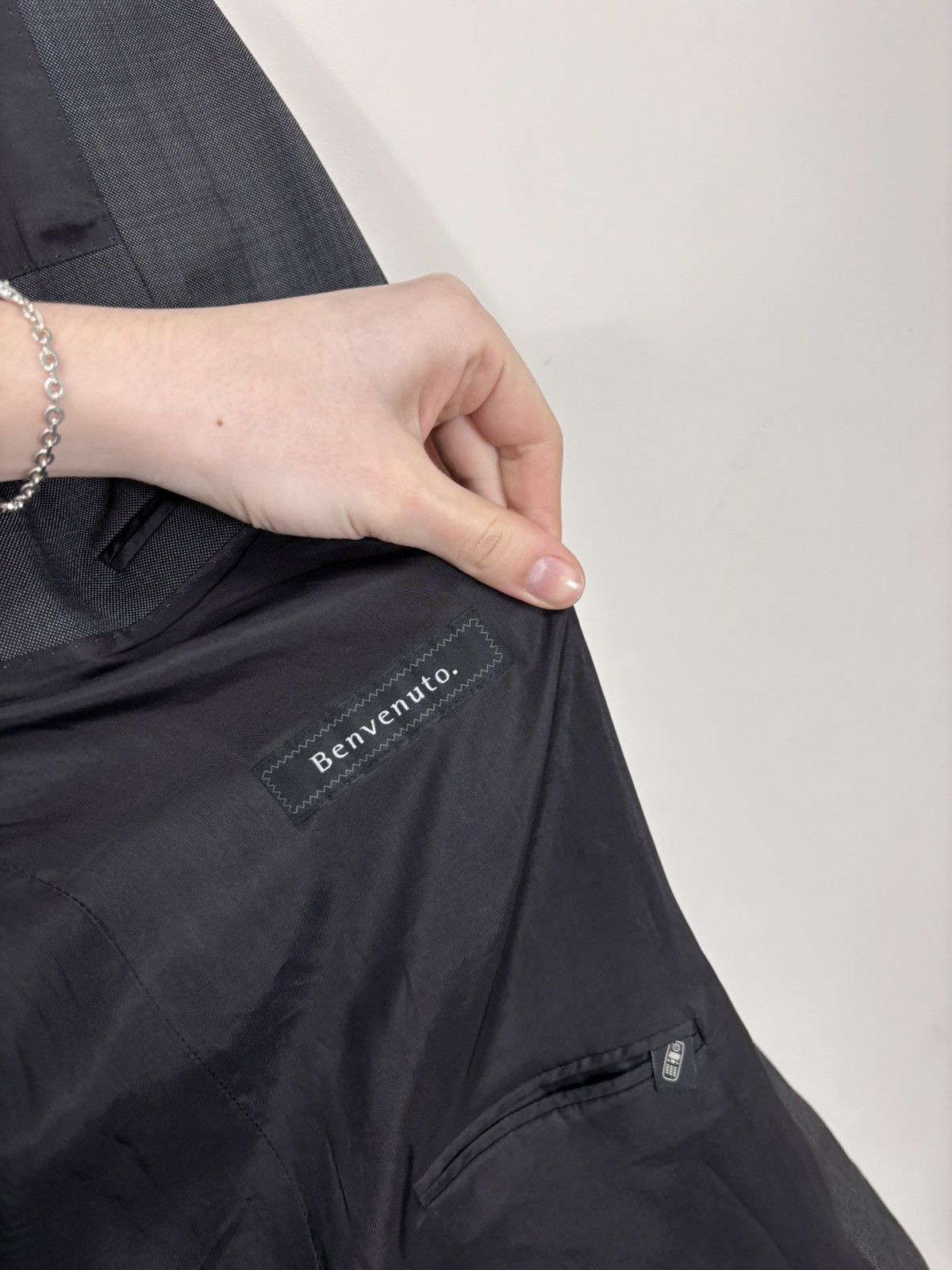BENVENUTO. Benvenuto Fabrizio Men’s 2-Piece 4 Seasons Grey Wool Suit Size 42R - 12 Thumbnail