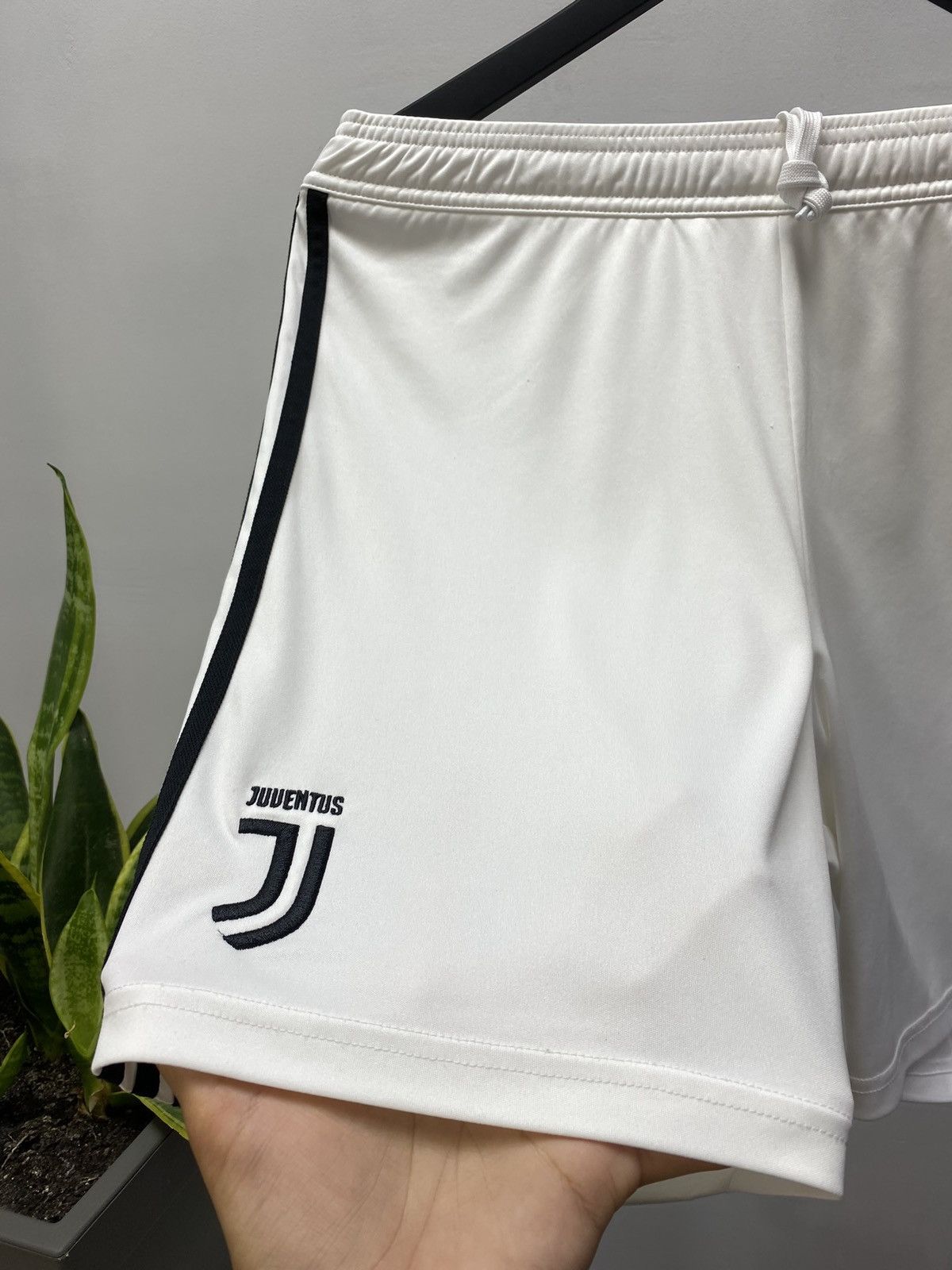 Adidas JUVENTUS ADIDAS 2017/2018 FOOTBALL HOME JERSEY AND SHORTS Size US S / EU 44-46 / 1 - 17 Thumbnail