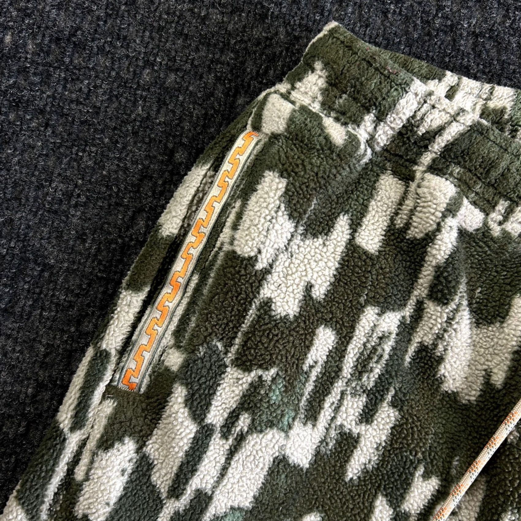 Puma Puma x Market Camo Joggers Sweatpants Quilted Green Orange M Men Pants Inseam 24" Fleece Streetwear Elastic Waist Pockets Hemmed Size M Color Green Size US 31 - 4 Thumbnail