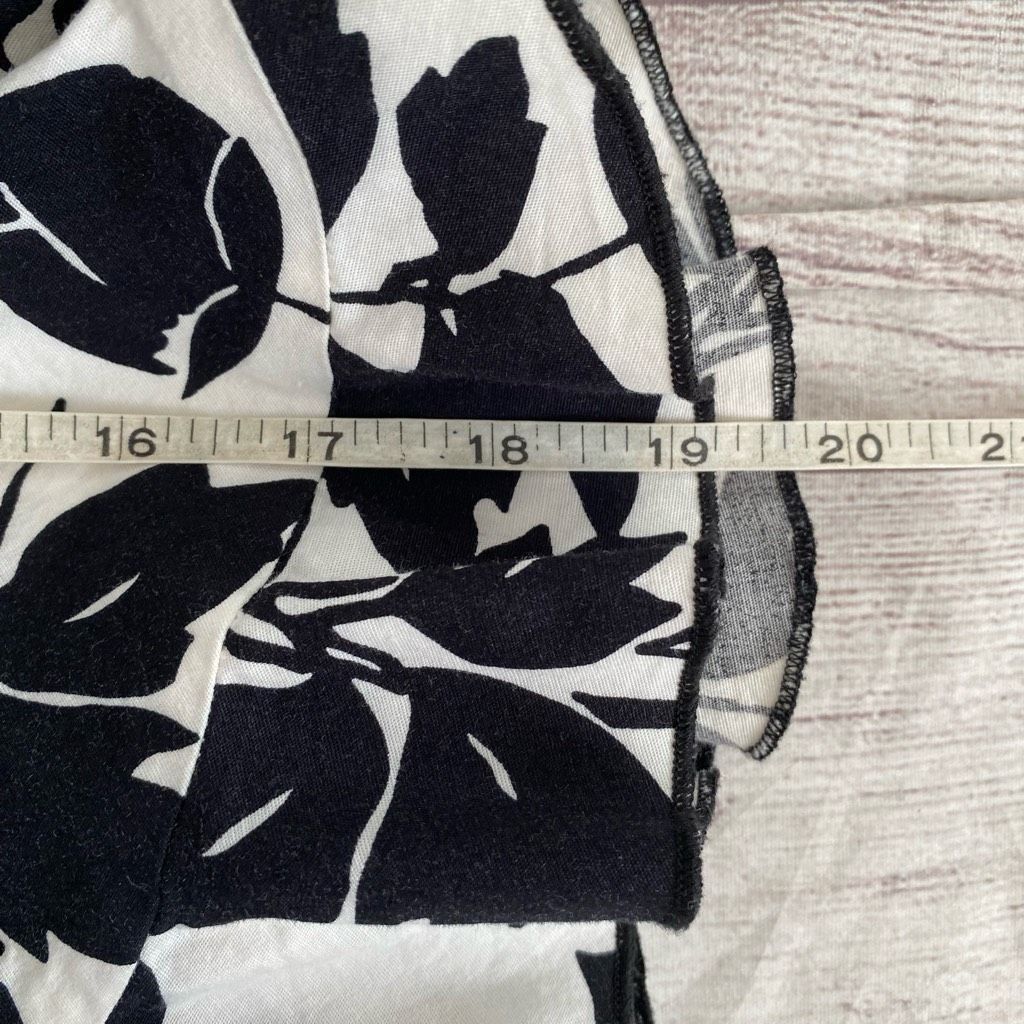 White House Black Market White House black market women S leaf print black & white sk Size 27" / US 4 / IT 40 - 9 Thumbnail