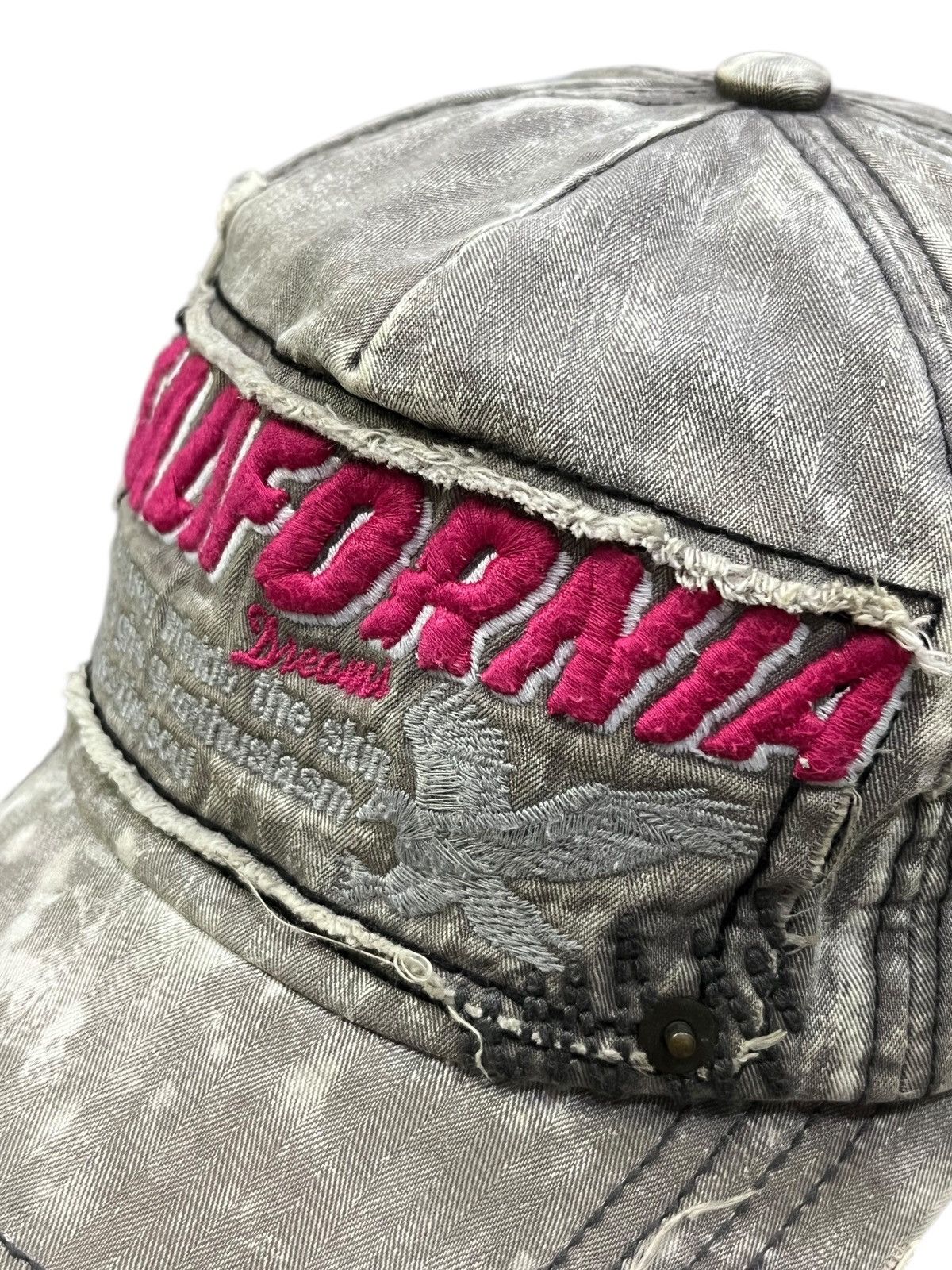 California Arts. CALIFORNIA DREAMS REVOLUTION Erd Grunge Distressed Poem Size ONE SIZE - 8 Thumbnail