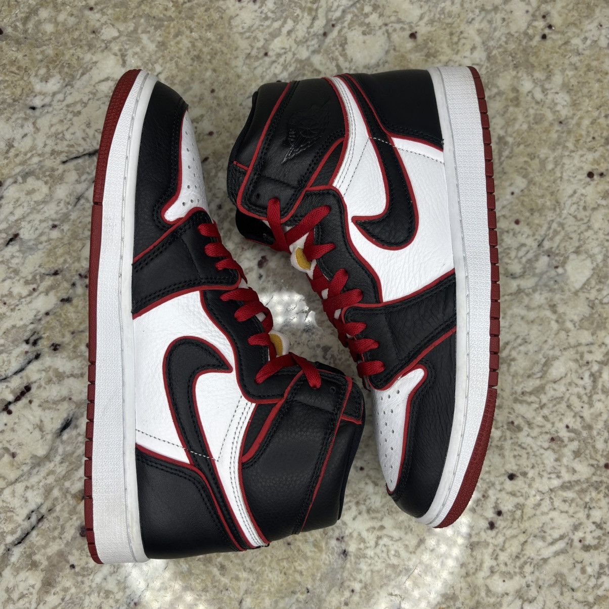 Jordan Brand Size 9.5 - Jordan 1 High OG Bloodline 2019 Light Wear W/Box Size US 9.5 / EU 42-43 - 18 Thumbnail