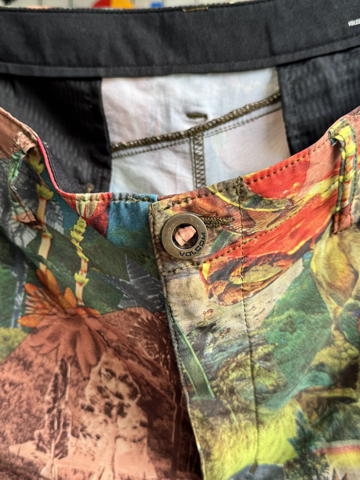 Volcom Volcom Mushrooms Trip Shorts Size US 34 / EU 50 - 5 Thumbnail