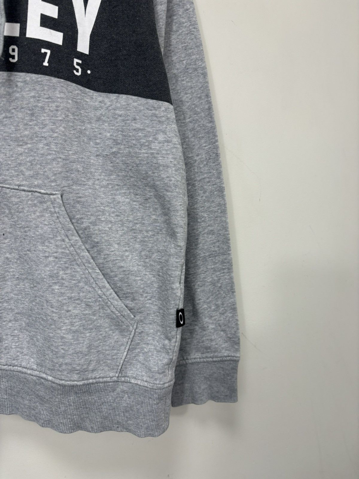 Oakley Vintage Oakley Big Logo Y2K Gray Hype Hoodie Size US M / EU 48-50 / 2 - 5 Thumbnail