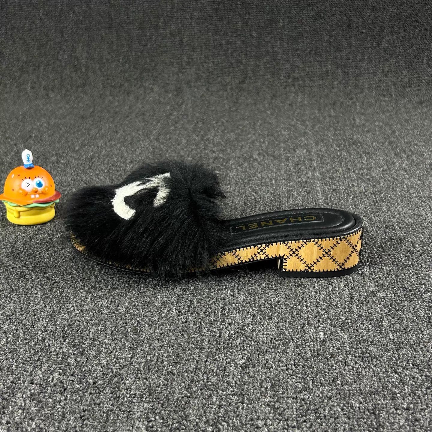 Chanel Chanel Women's Black CC Logo Fur Slippers 35.5 Size US 5 / IT 35 - 3 Thumbnail