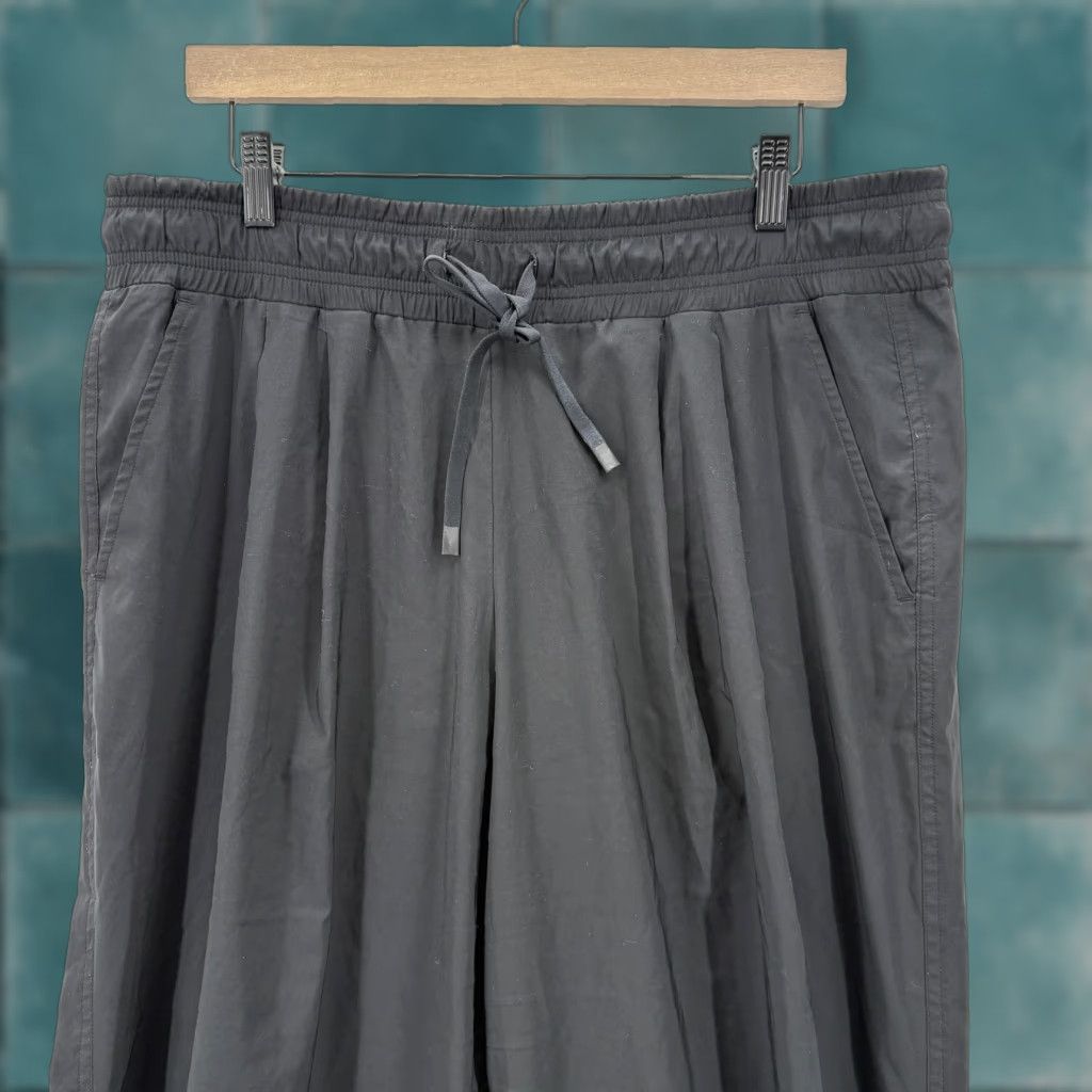 Athleta Athleta Revive Jogger Pants Womens 14 Black Drawstring Pockets Gym Travel Size 36" / US 14 / IT 50 - 1 Thumbnail