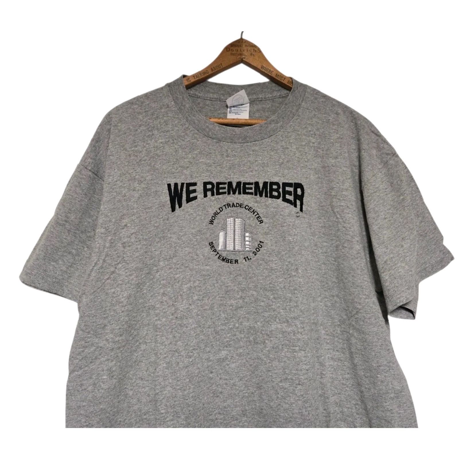 Delta VINTAGE 9/11 World Trade Center We Remember T-shirt Mens Large Embroidered Gray USA 2000s Size US L / EU 52-54 / 3 - 2 Thumbnail