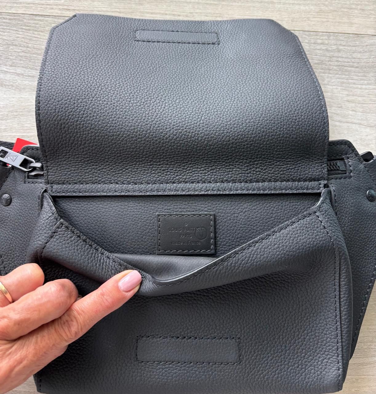 Louis Vuitton Louis Vuitton Black Aerogram Bag Size ONE SIZE - 4 Thumbnail