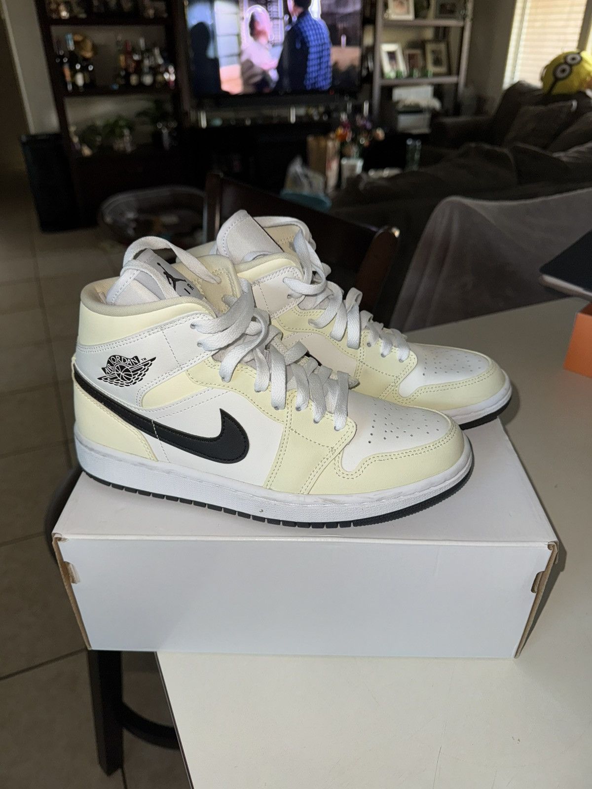 Jordan Brand WMNS AIR JORDAN 1 MID COCONUT MILK/BLACK Size US 8 / IT 38 - 1 Thumbnail
