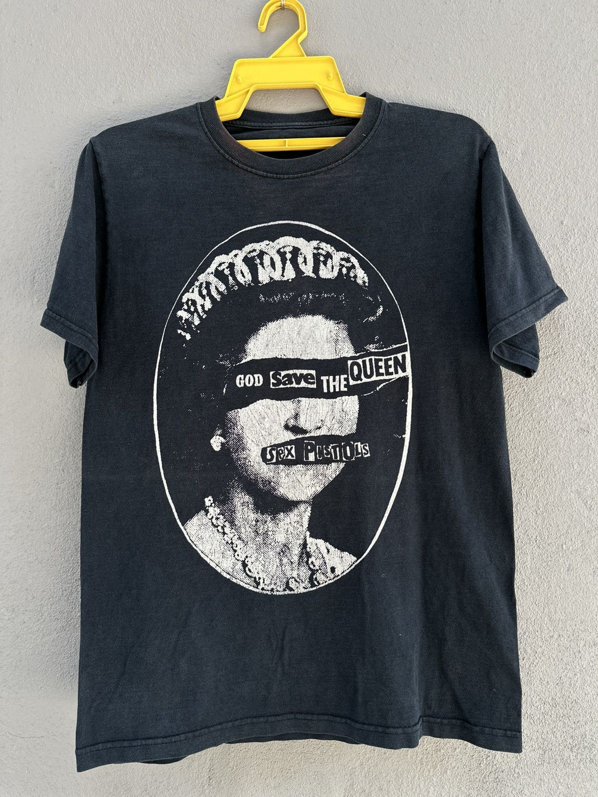 Band Tees Thrashed Vintage Sex Pistols God Save The Queen Punk Grunge Size US S / EU 44-46 / 1 - 1 Thumbnail