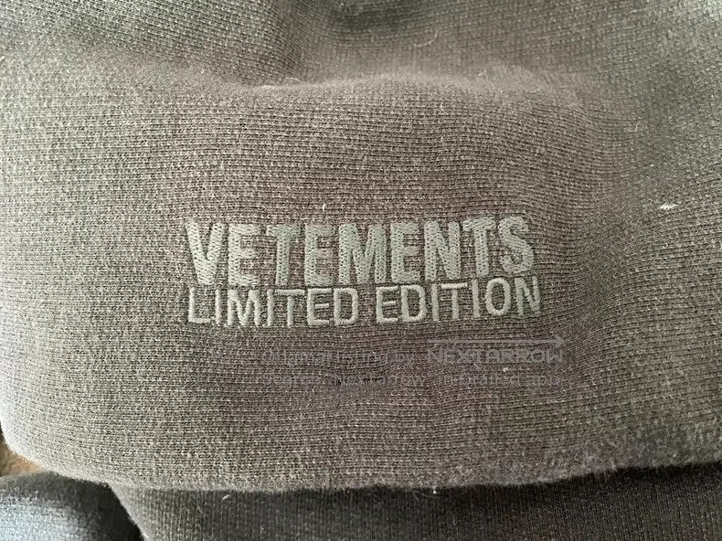 Vetements VETEMENTS Cursive Lettering Black Hoodie Size US M / EU 48-50 / 2 - 7 Thumbnail