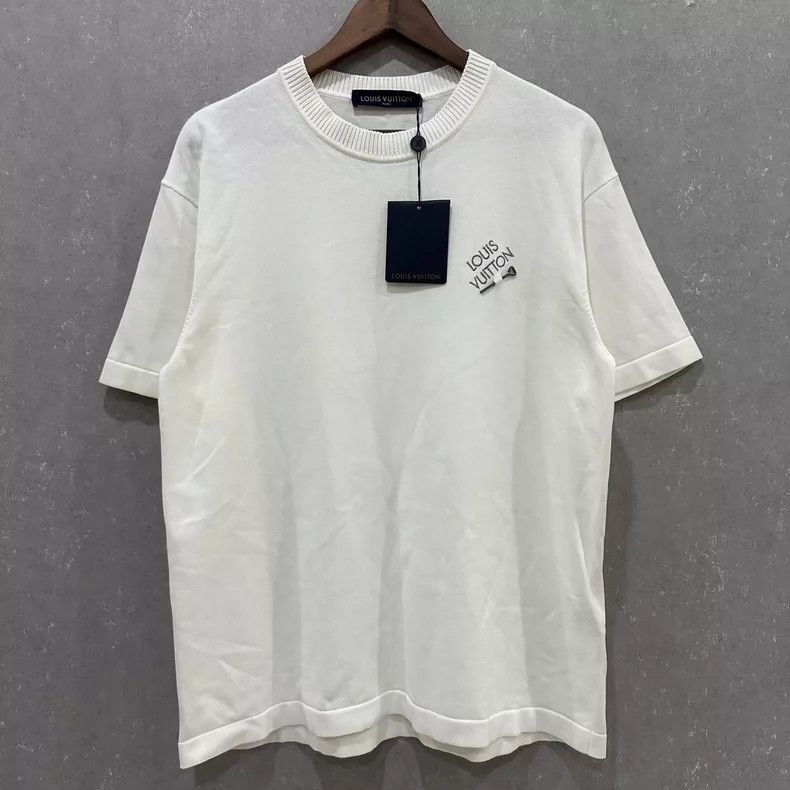 Louis Vuitton Louis Vuitton Embroidered logo pin short sleeve Nextarrow- Size US M / EU 48-50 / 2 - 1 Thumbnail