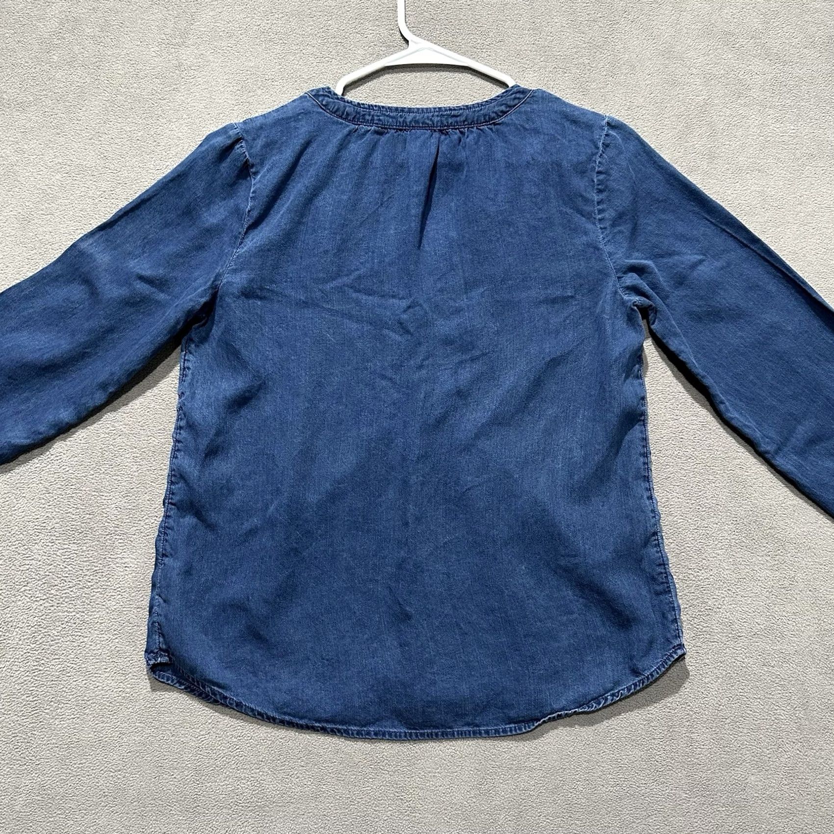 Old Navy Old Navy Blouse Shirt Women Small Blue Denim Chambray Boho V-Neck Quarter Button Size S / US 4 / IT 40 - 2 Thumbnail