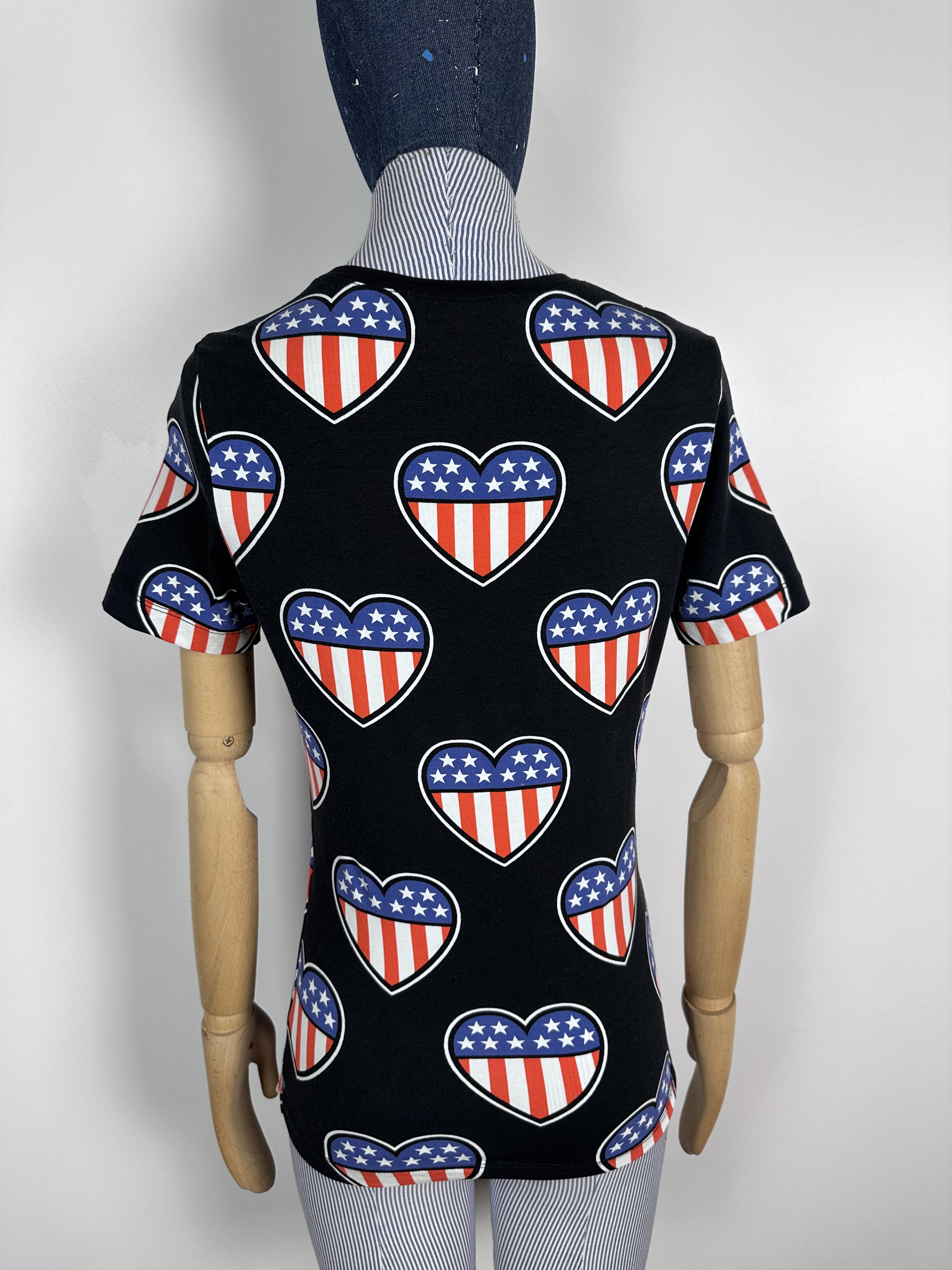 Love Moschino × Moschino Love Moschino T-Shirt Heart USA Flag Print Stars Stripes Size XS / US 0-2 / IT 36-38 - 6 Thumbnail
