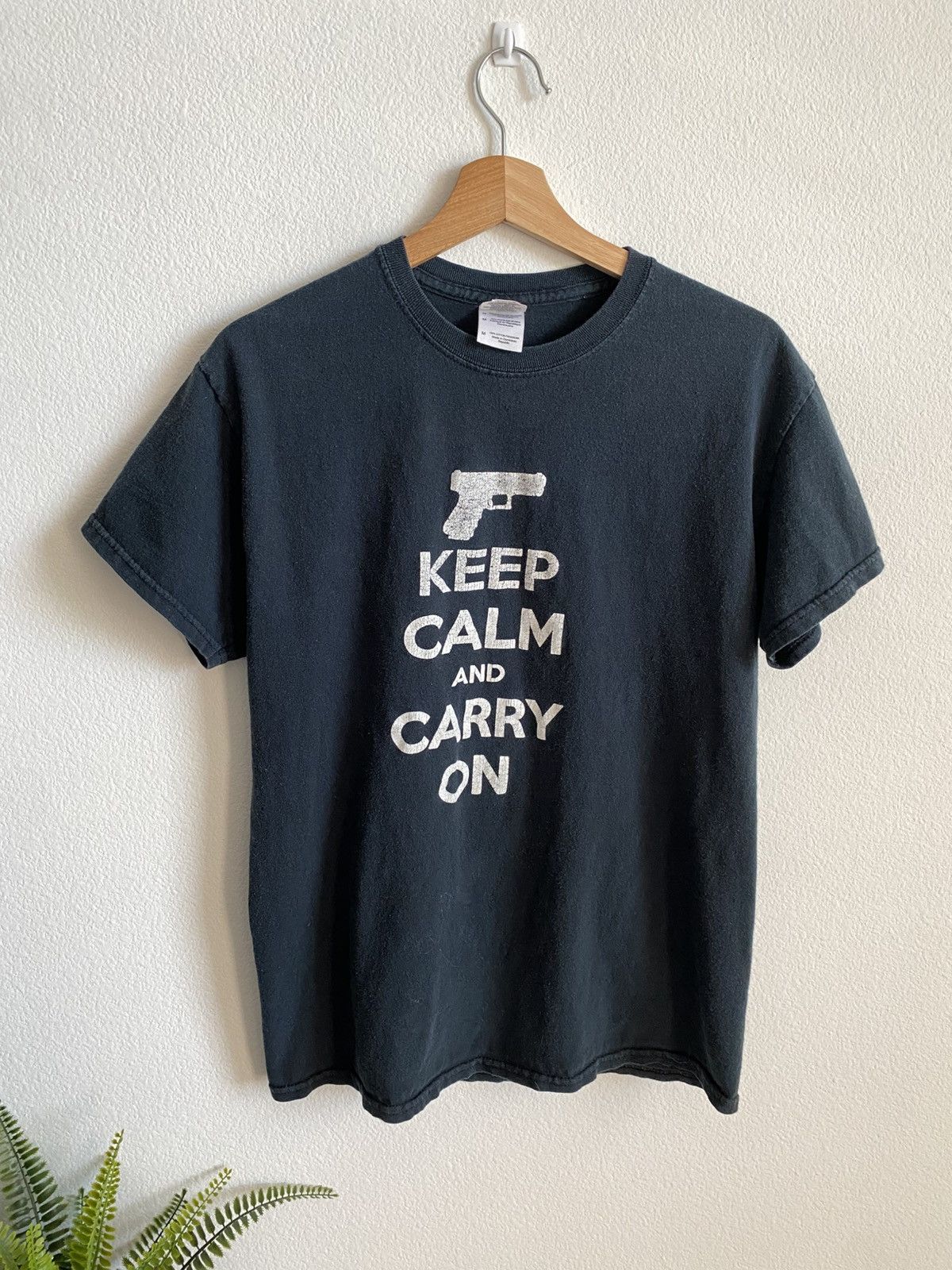 Vintage Keep Calm & Carry On Gun Tee Size US M / EU 48-50 / 2 - 1 Thumbnail