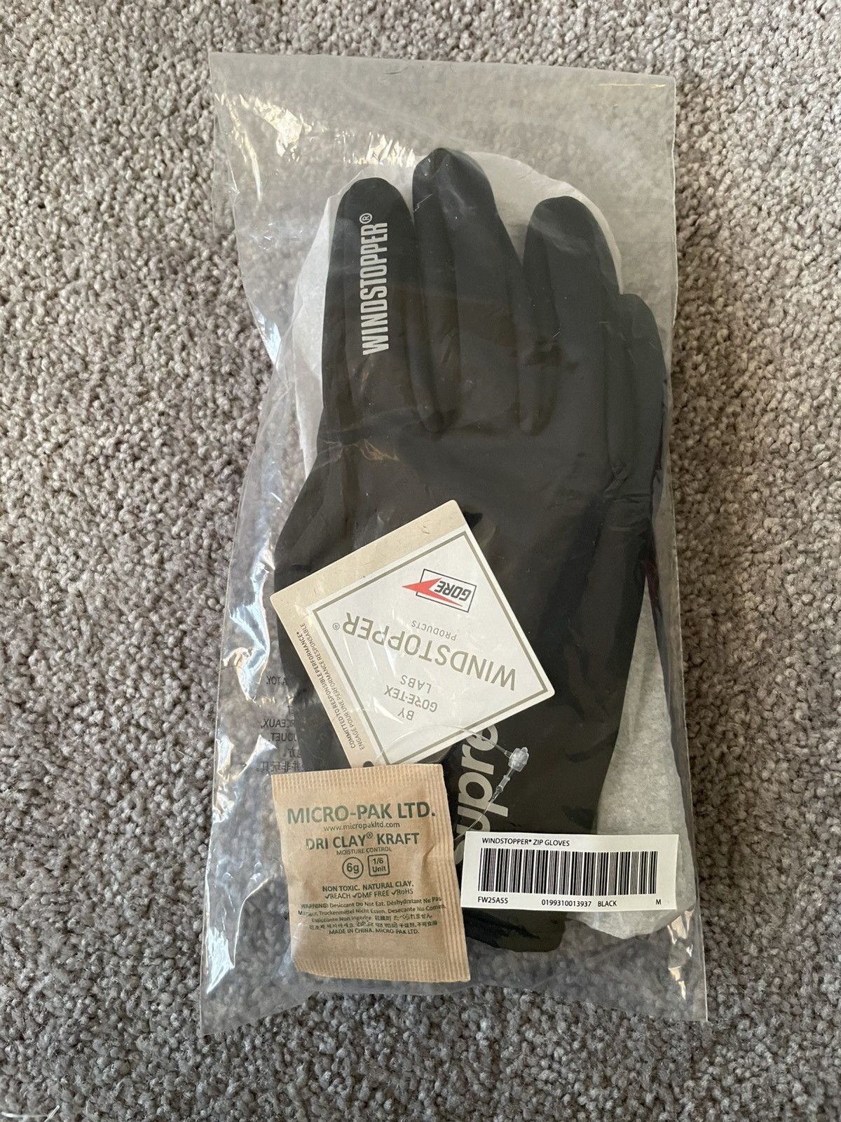 小物 Supreme Windstopper Zip Gloves Black XL 1716850_00.png.png