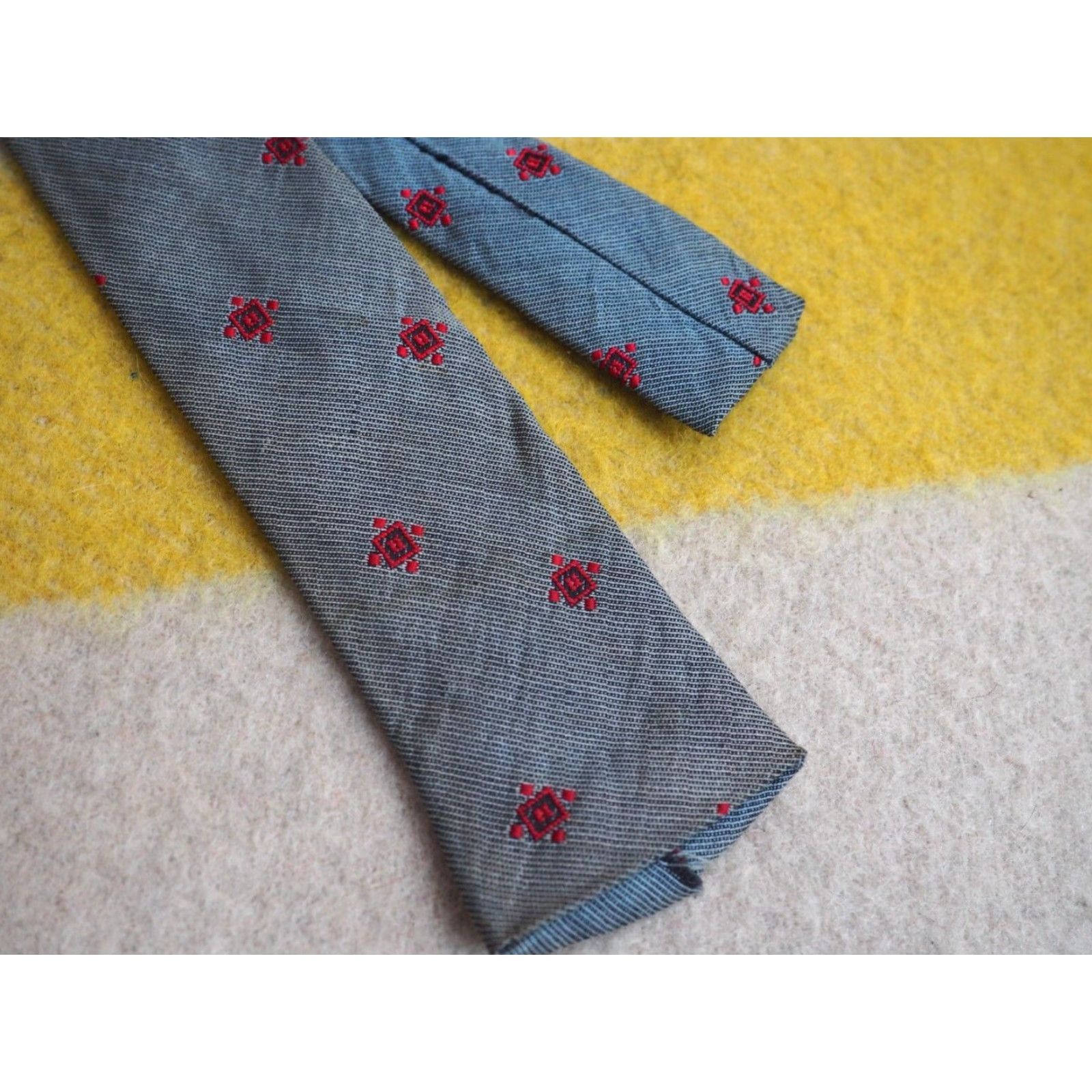 Vintage VTG 50s Rockabilly Tie Neck Tie 2" Wide Gray Red Crest Square End Acetate Unbranded Adult Unisex Mens Womens Size ONE SIZE - 4 Thumbnail