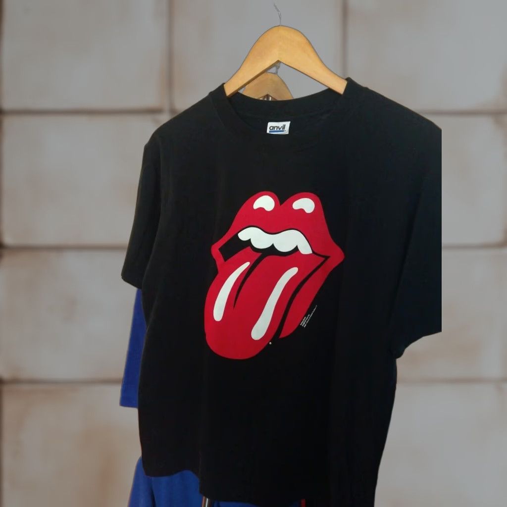 VINTAGE Rolling Stones T-shirt Dated 2002 Anvil Size M VG Condition Mens Shirt Black Music 2002 Bands/Guitars?