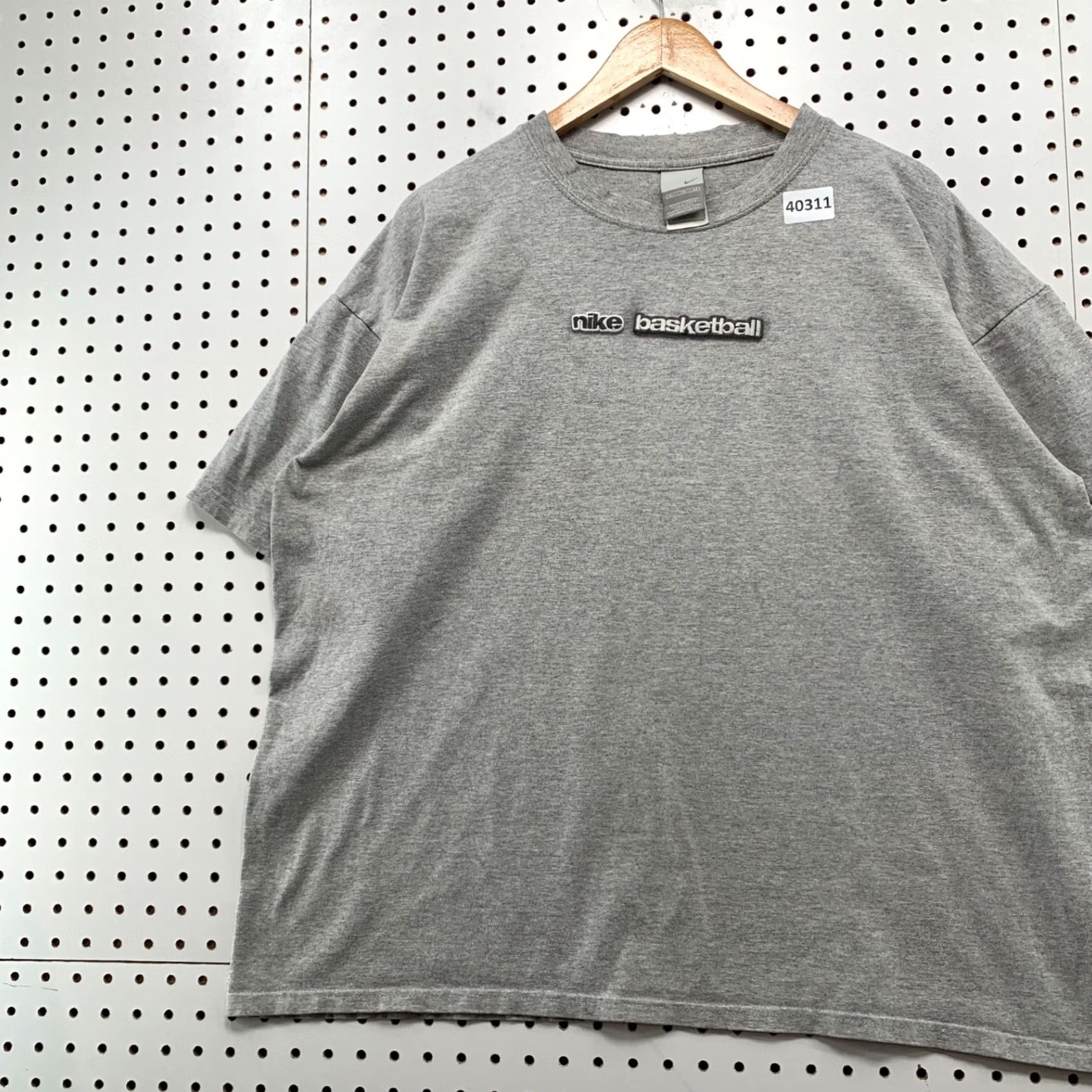 Nike VINTAGE Nike Basketball Shirt Mens XL Gray Embroidered Size US XL / EU 56 / 4 - 4 Thumbnail