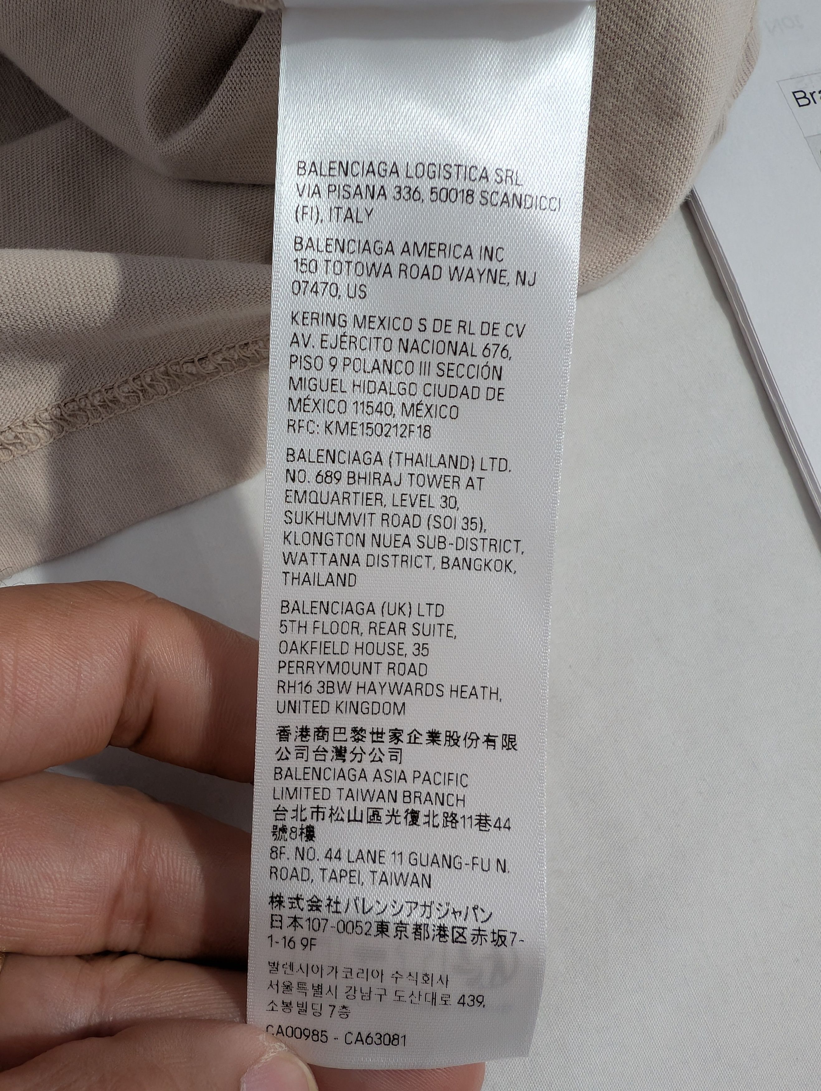 Balenciaga o1rshd1 Q:2 / Vintage Unity Stretched Out T-Shirt Beige Size US M / EU 48-50 / 2 - 15 Thumbnail