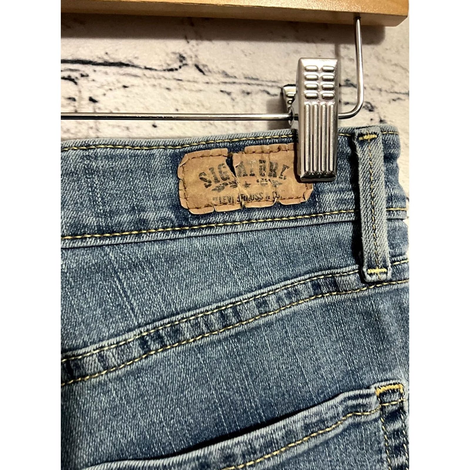 Levi's Levi's Signature Modern Capri Jeans Size 6 28x21 Womens Blue Denim Button Regular 100% Cotton Capri Fits Relaxed Slimmed Capris Size 28" / US 6 / IT 42 - 8 Thumbnail