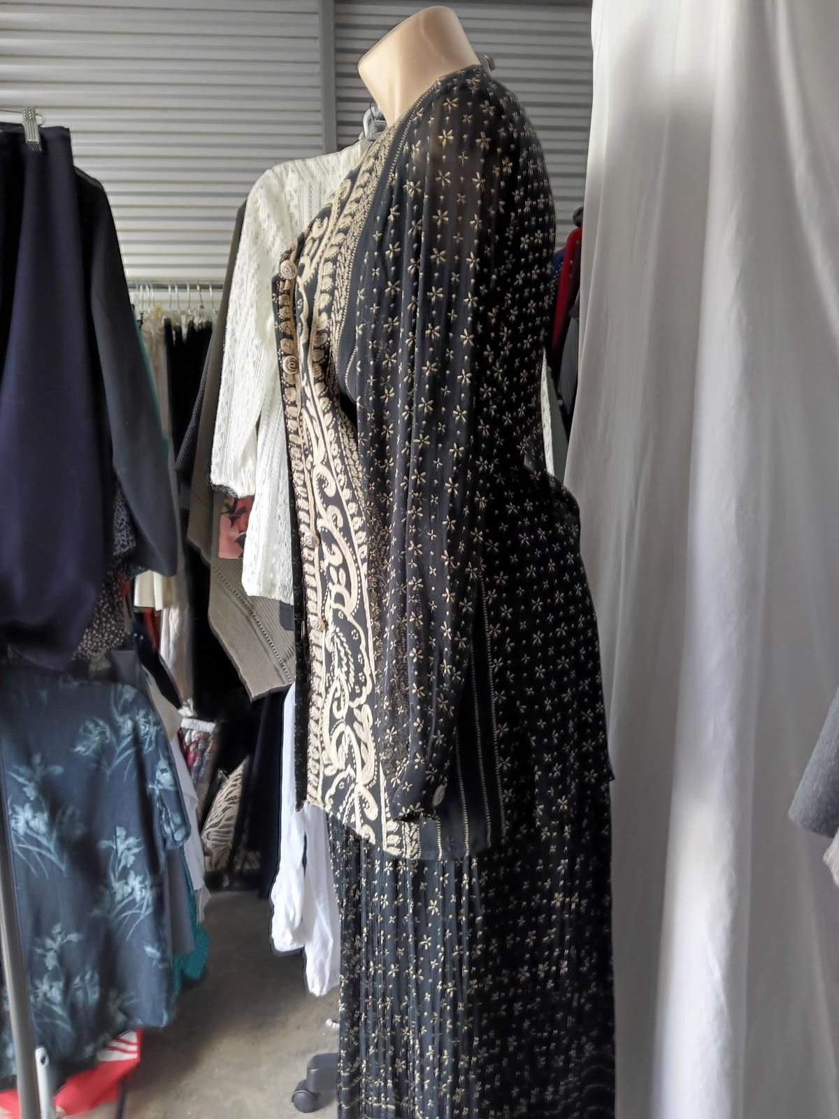 Designer Amanda Smith Women's Black & Cream Printed Maxi Dress Set Size S / US 4 / IT 40 - 2 Thumbnail