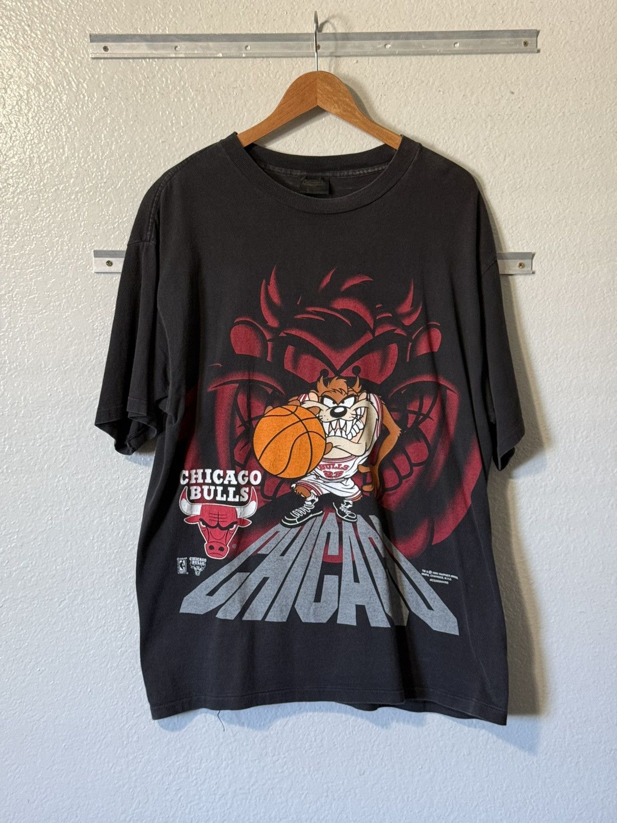 NBA XL Vintage 1993 NBA Chicago Bulls Warner Bros Tazmanian Size US XL / EU 56 / 4 - 1 Thumbnail