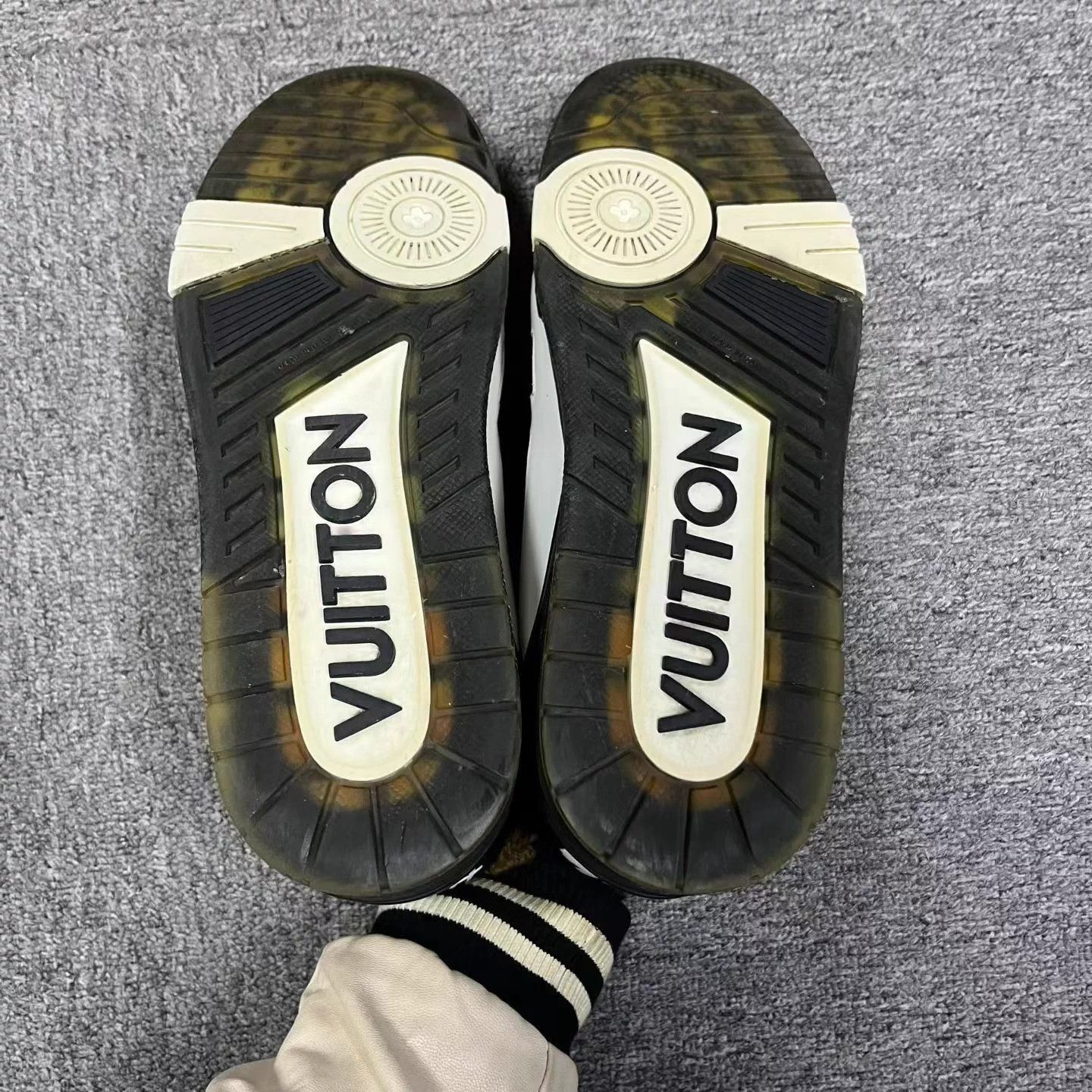 Louis Vuitton Louis Vuitton White & Black Leather Low-Top Sneaker US8 Size US 8 / EU 41 - 6 Thumbnail